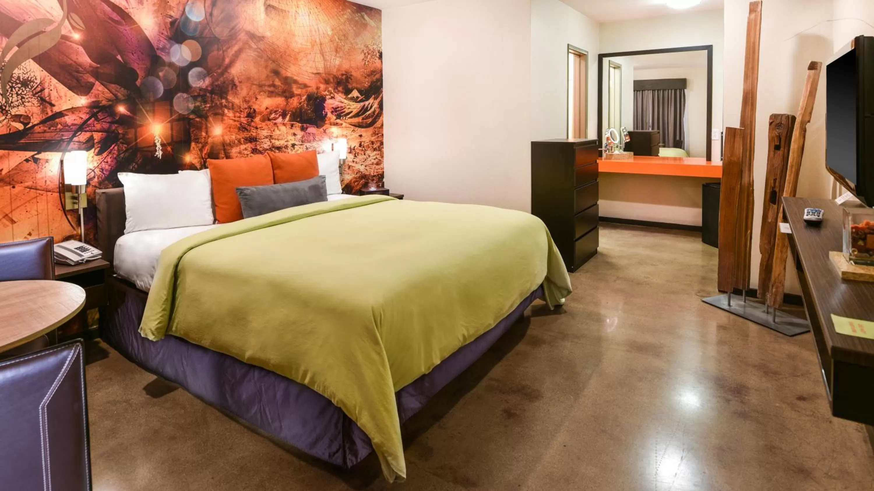 Photo of the whole room, Bed in The Tangerine - a Burbank Hotel
