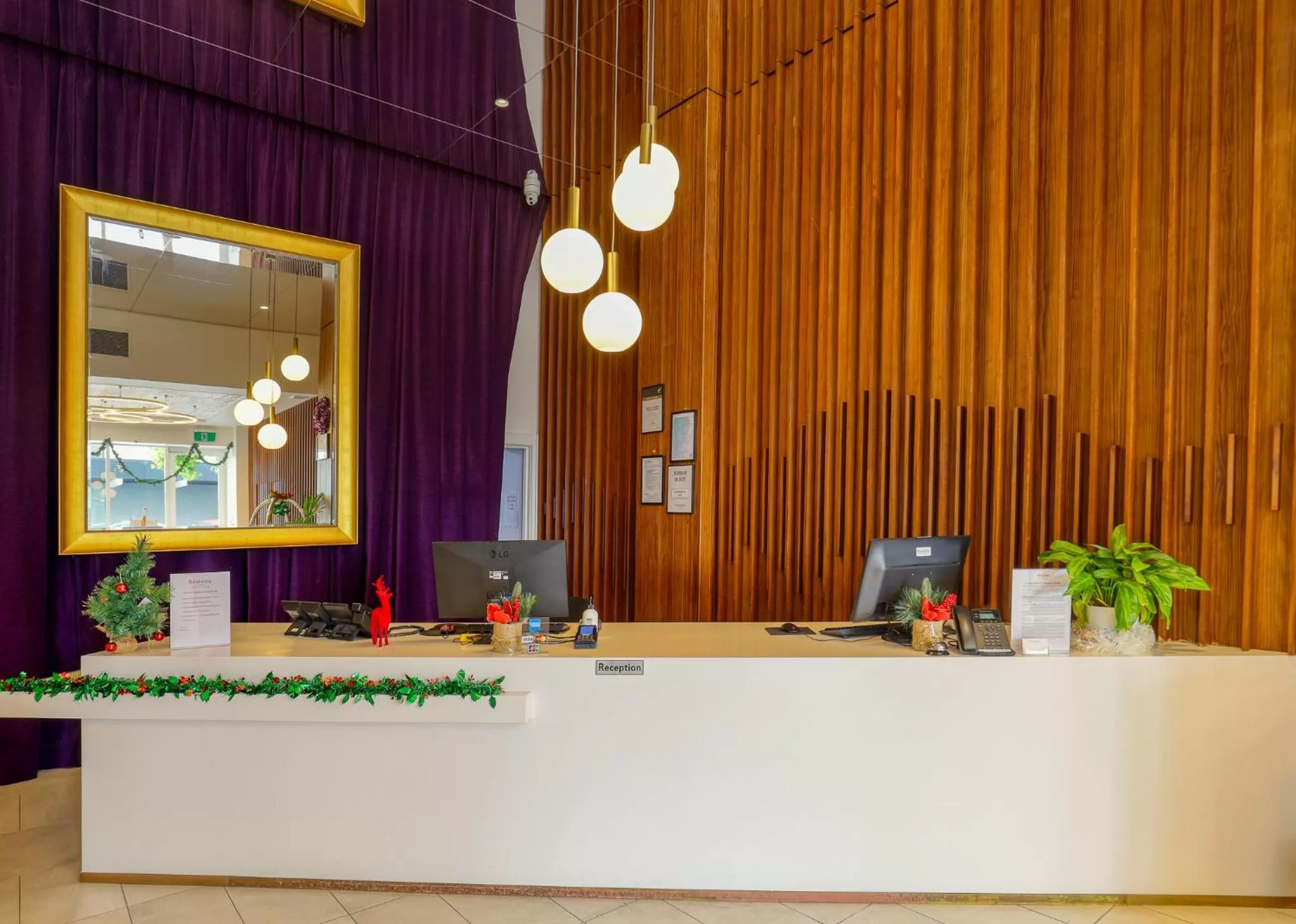 Lobby or reception in Ramada by Wyndham, Hamilton City Center