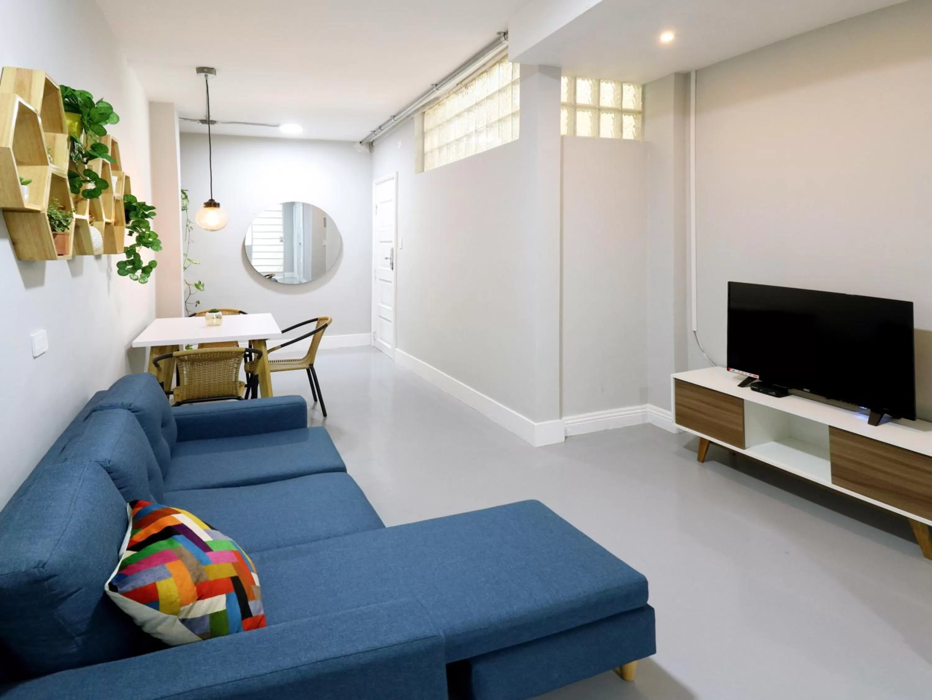 TV/Entertainment Center in 554 Apartments