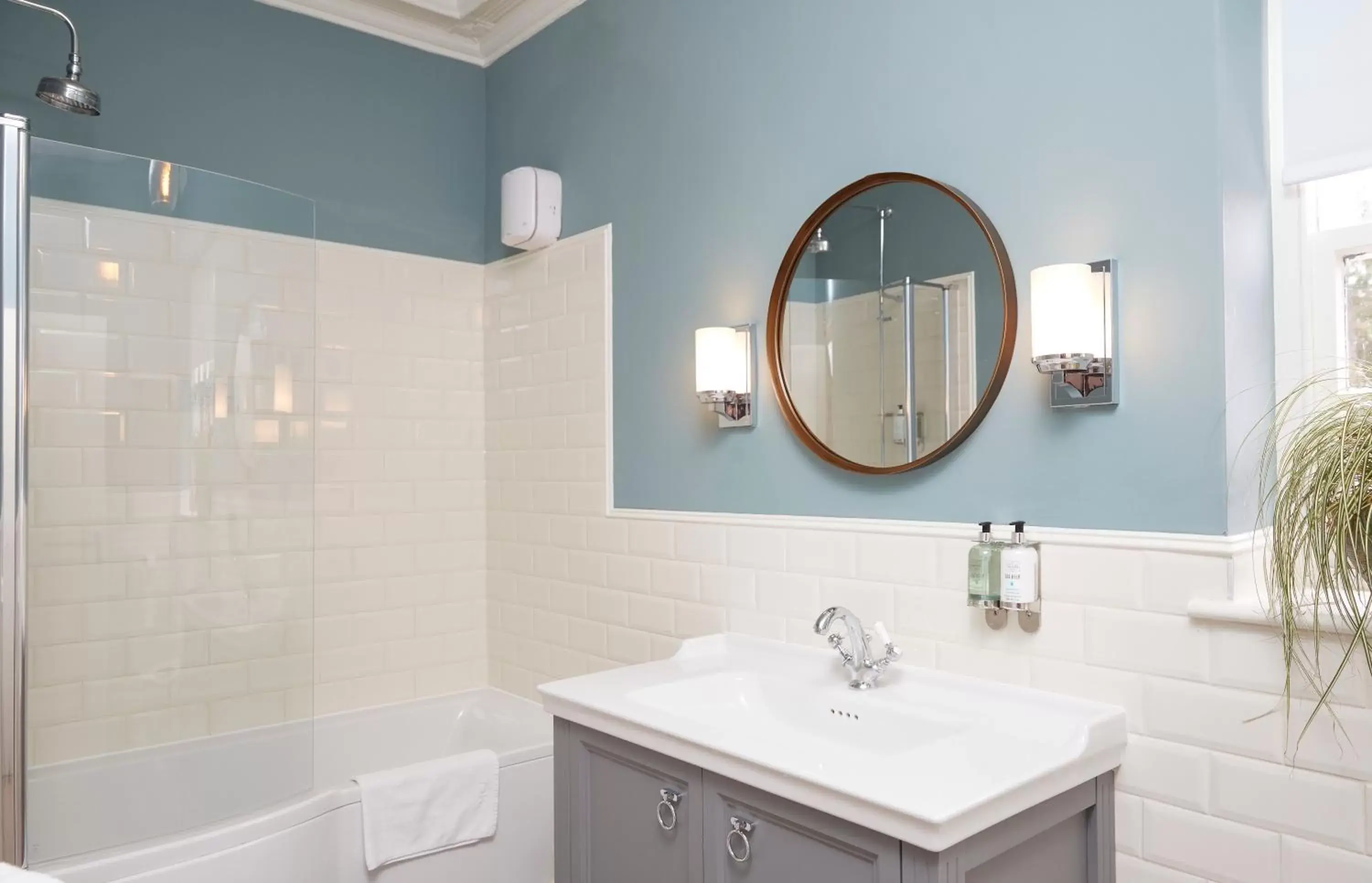 Bathroom in Riverside Inn by Chef & Brewer Collection