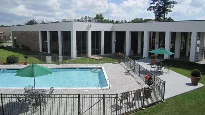 Pool view, Swimming Pool in Landmark Inn