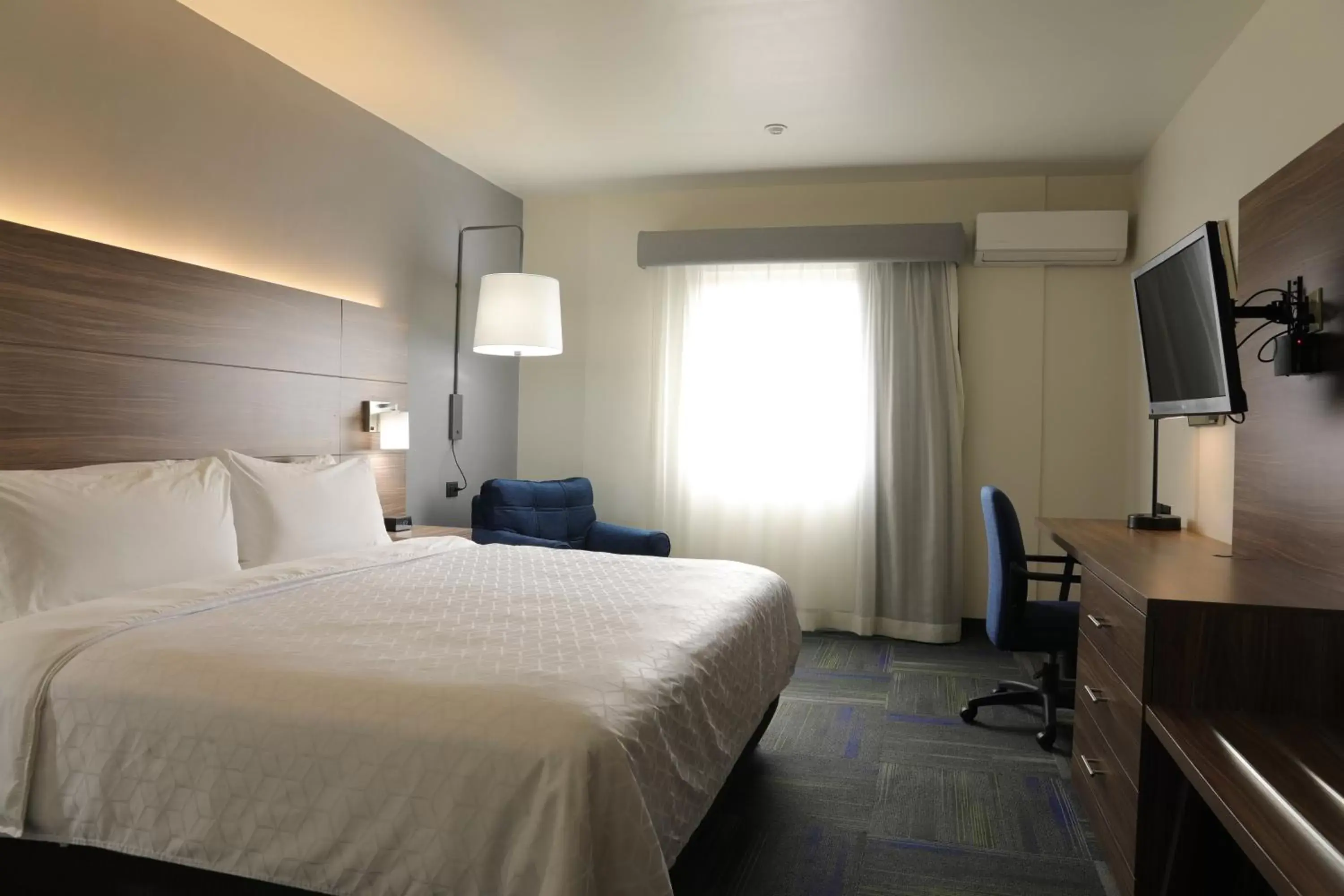 Photo of the whole room, Bed in Holiday Inn Express Piedras Negras, an IHG Hotel