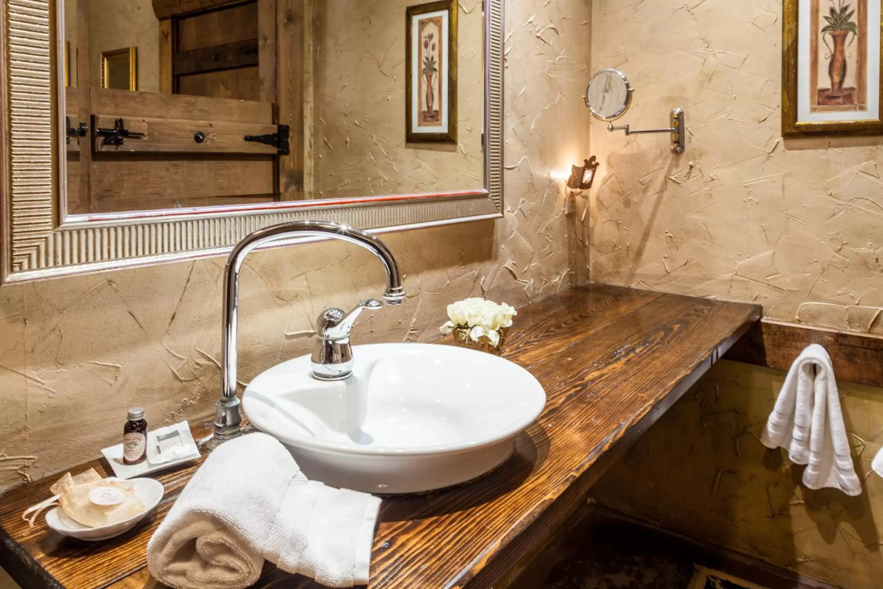 Bathroom in The Inn at Leola Village, a Historic Hotel of America