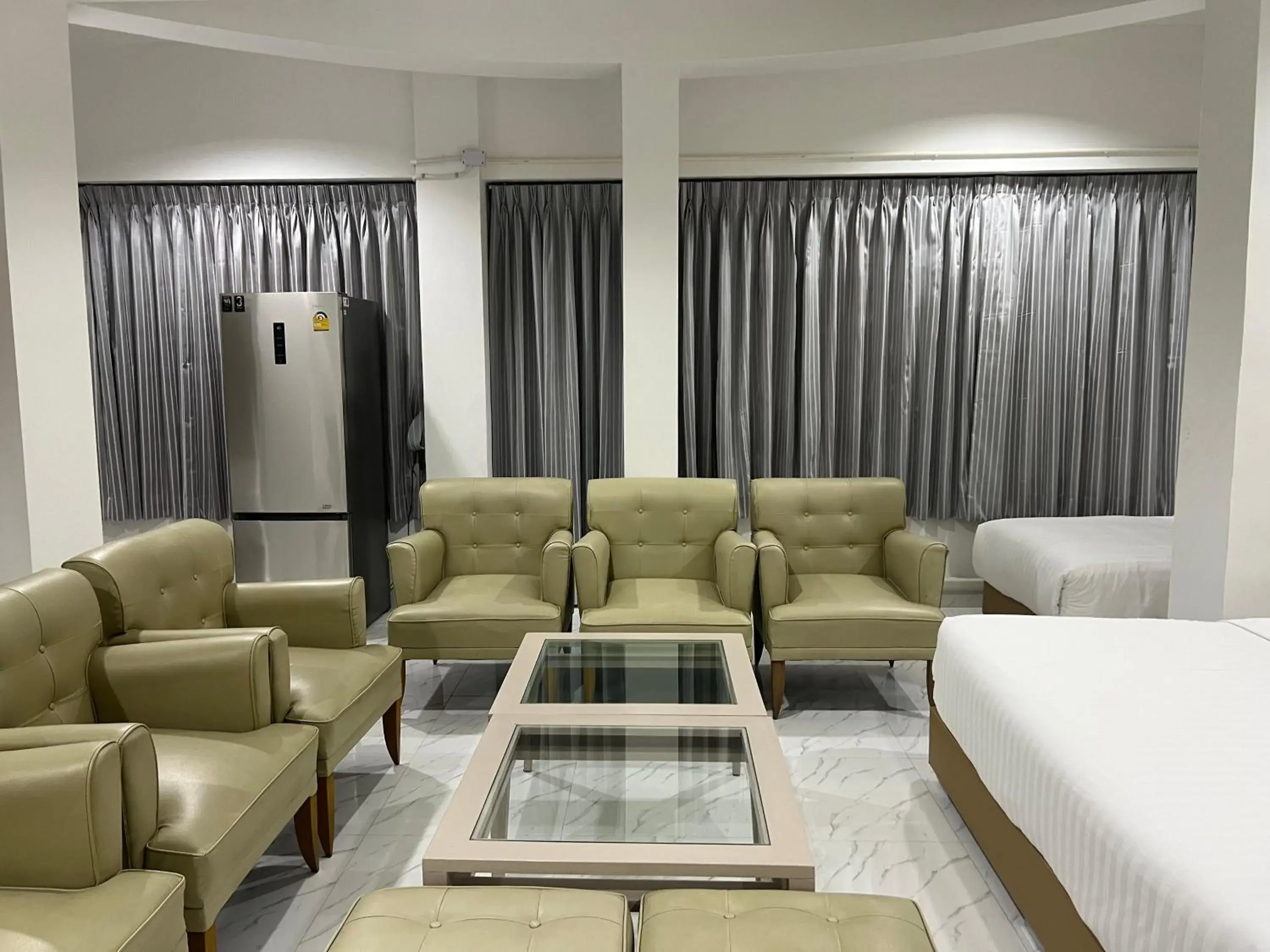 Bed, Seating Area in Mall Suites Hotel