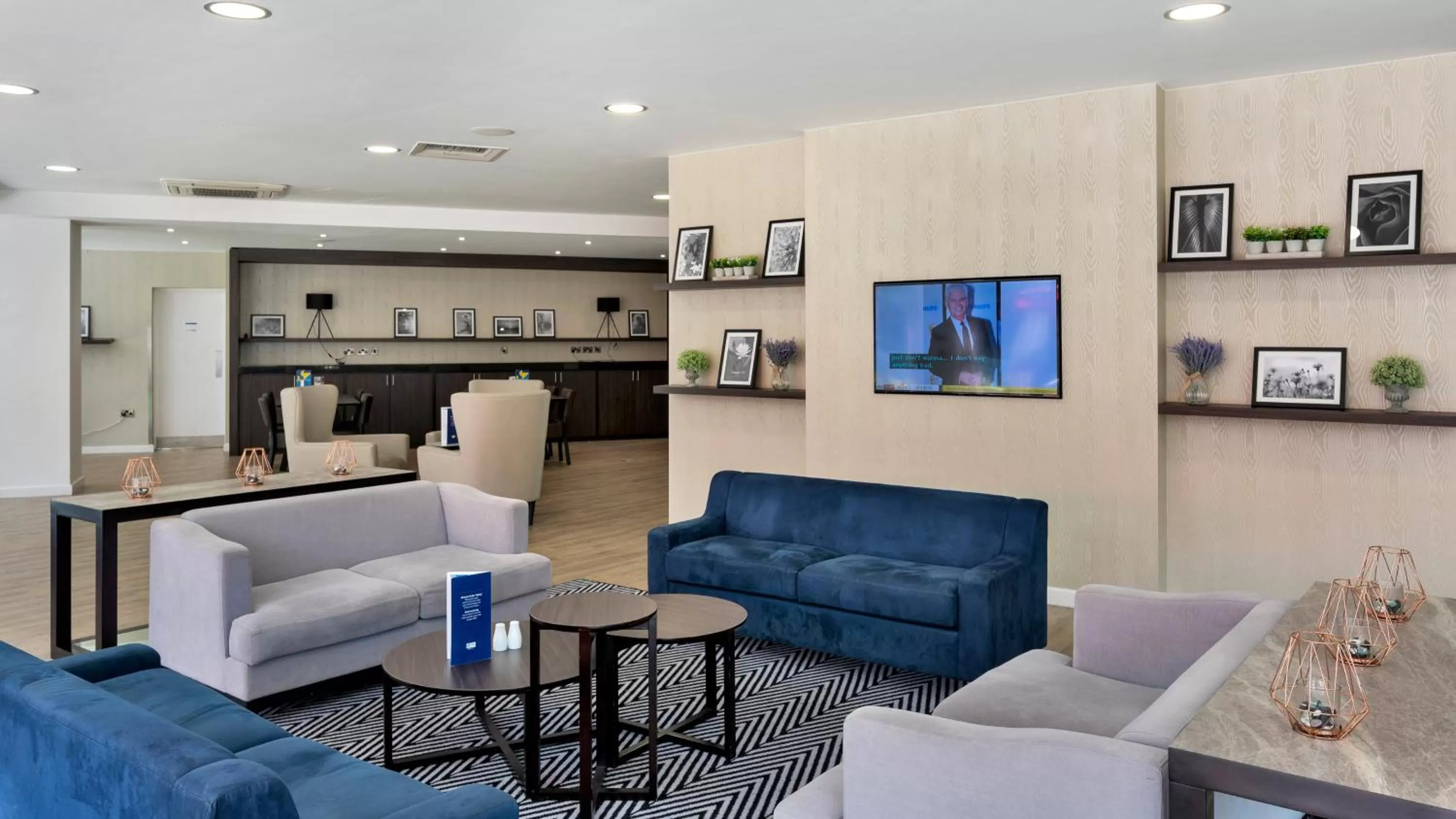 Lounge or bar in Holiday Inn Express Leigh - Sports Village by IHG