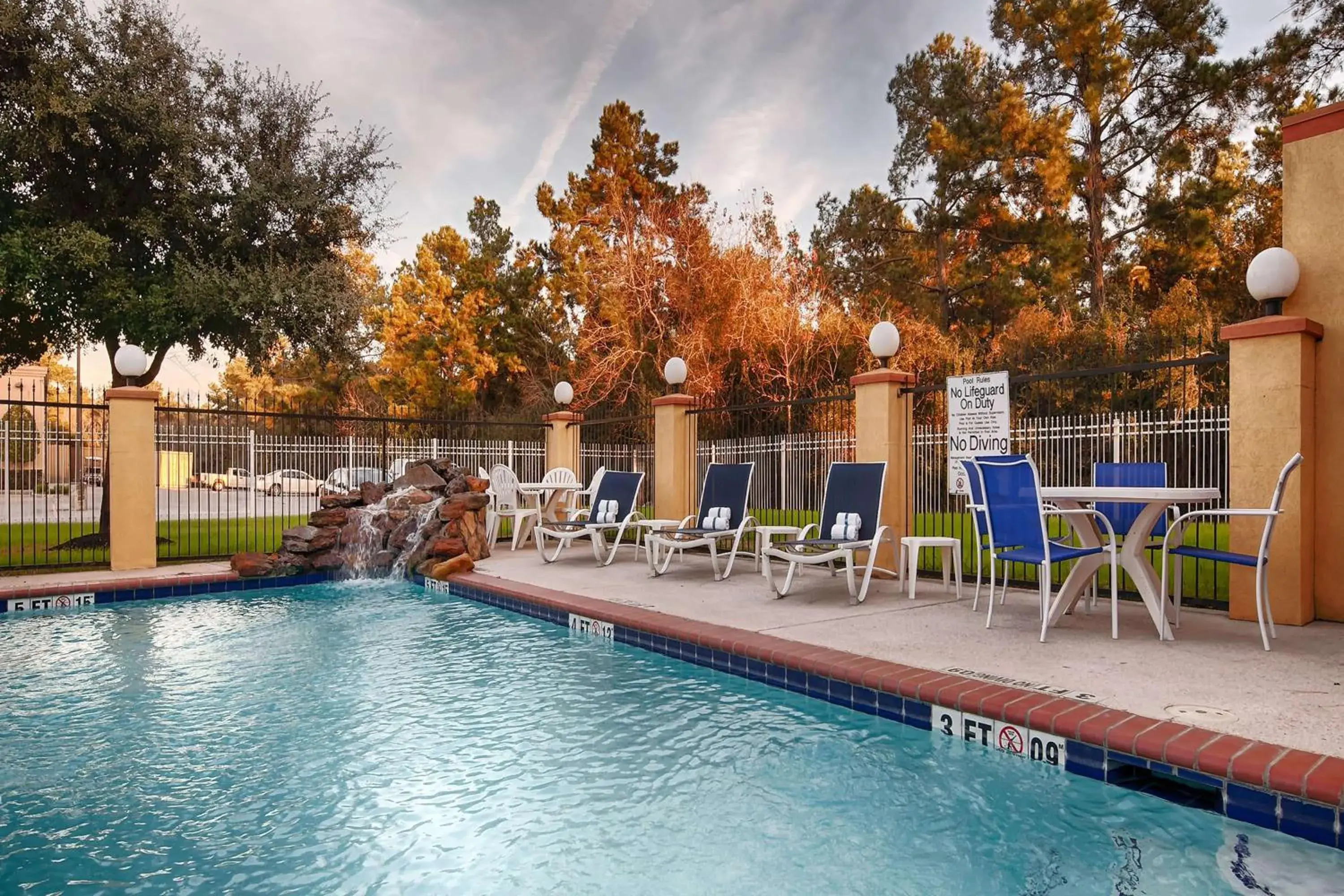 Pool view, Swimming Pool in Days Inn & Suites by Wyndham Sam Houston Tollway