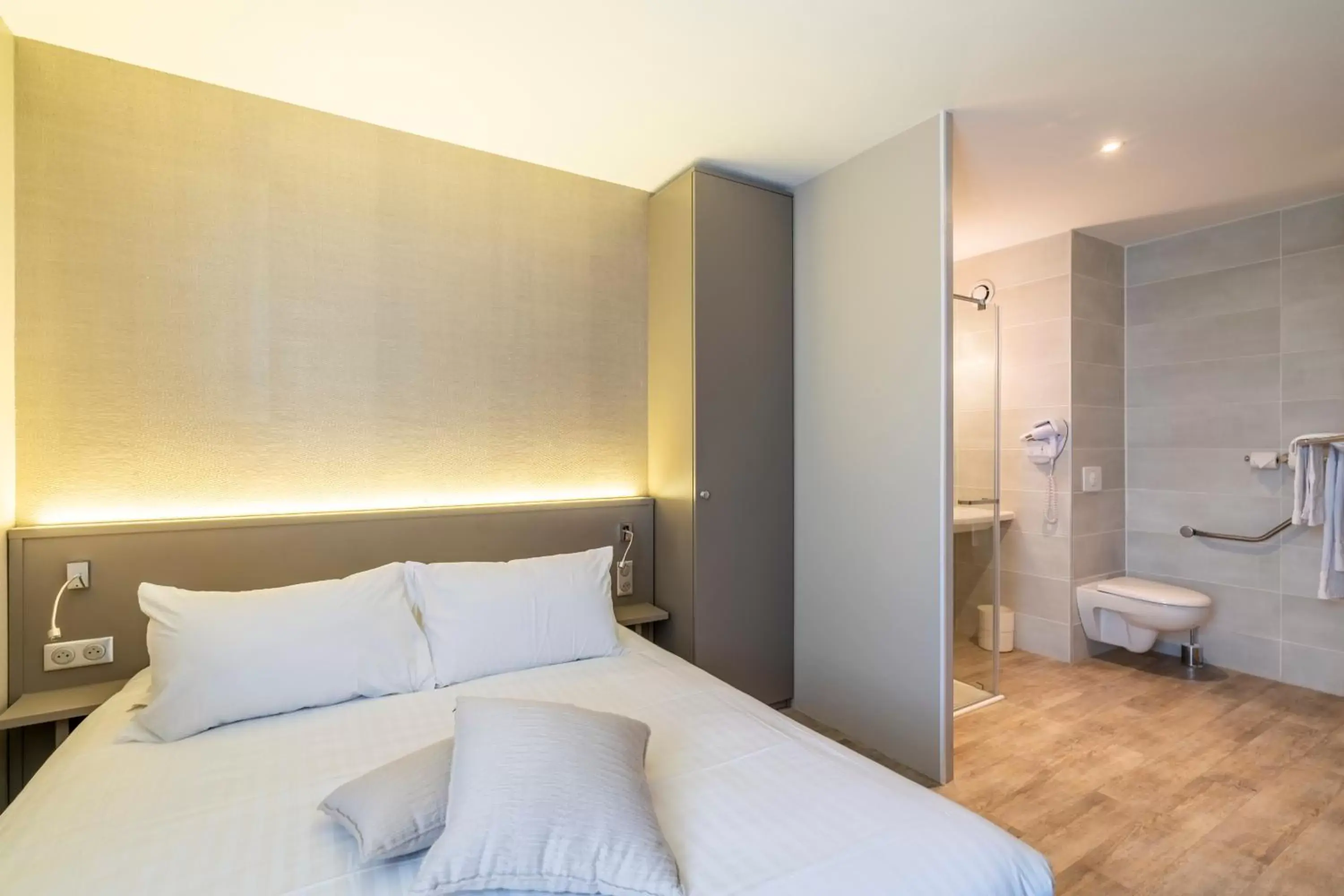 Shower, Bed in Cit Hotel LA PYRAMIDE