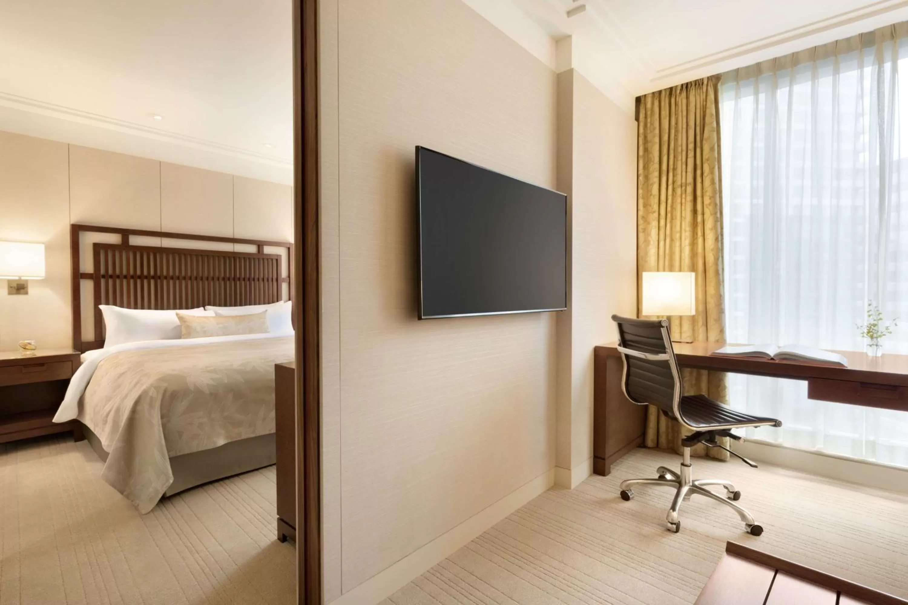 TV and multimedia, Bed in Shangri-La Vancouver