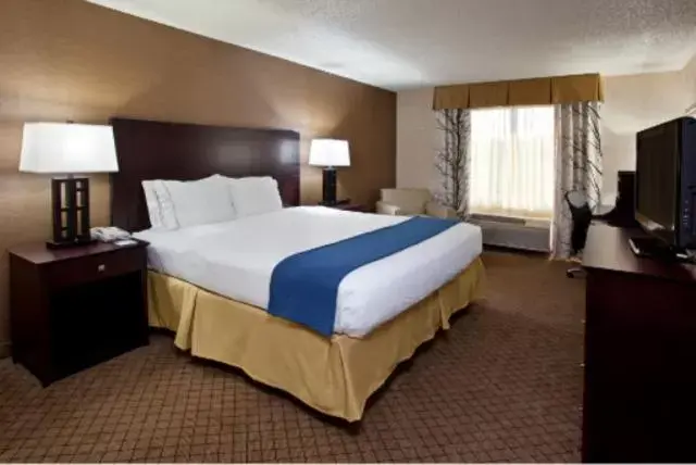 Bed in Holiday Inn Express Grove City - Premium Outlet Mall, an IHG Hotel