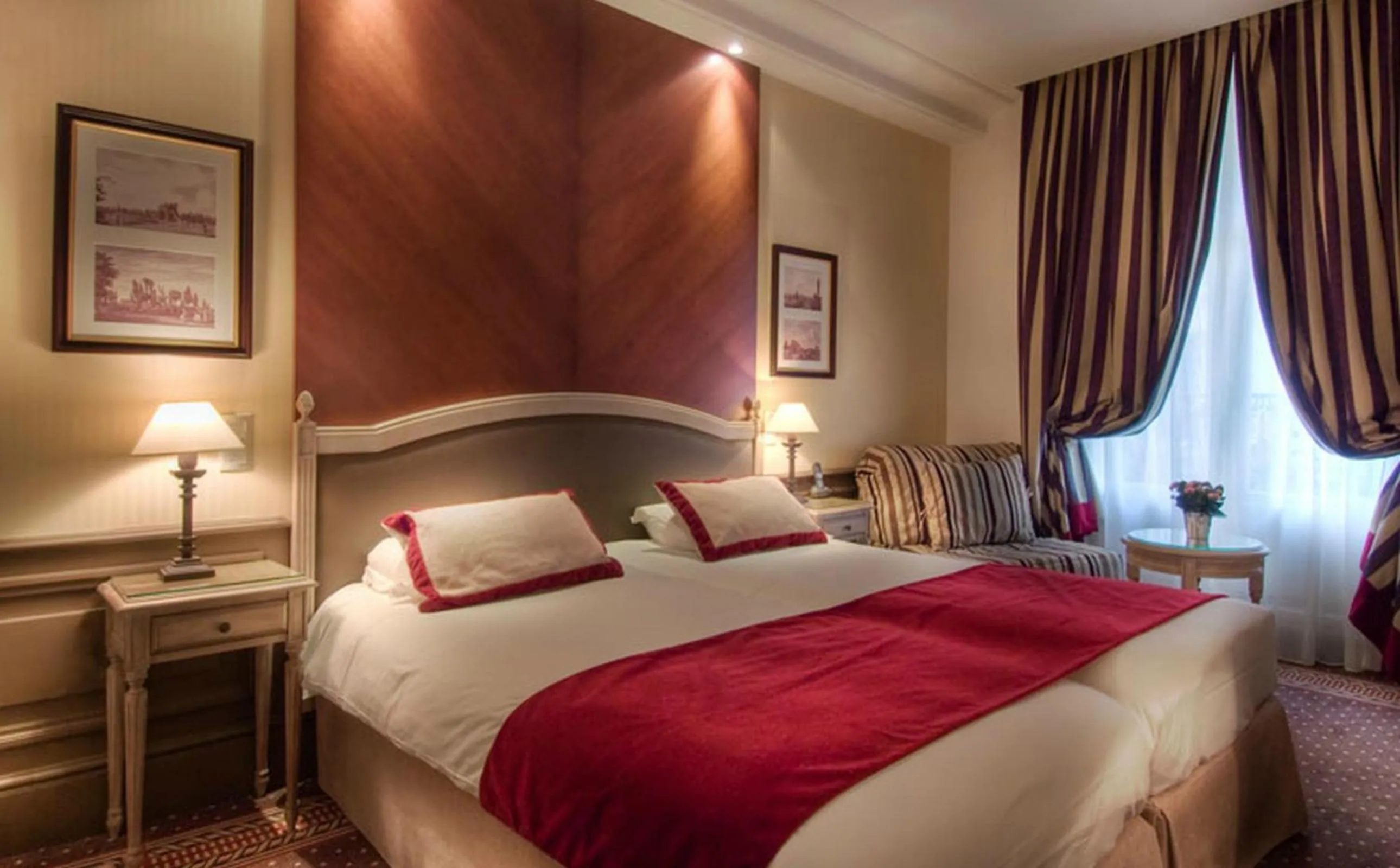 Photo of the whole room, Bed in Best Western Premier Trocadero La Tour