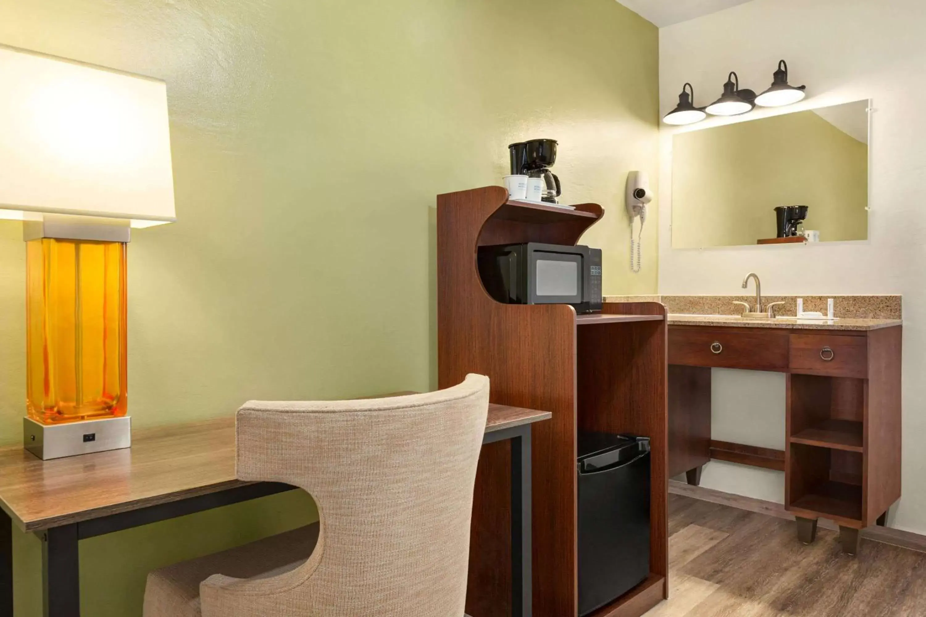 Coffee/tea facilities, Kitchen/Kitchenette in Baymont by Wyndham Fort Bragg