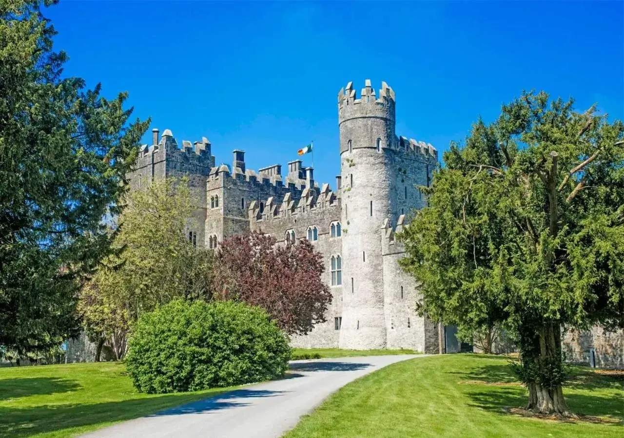 Property building, Swimming Pool in Kilkea Castle