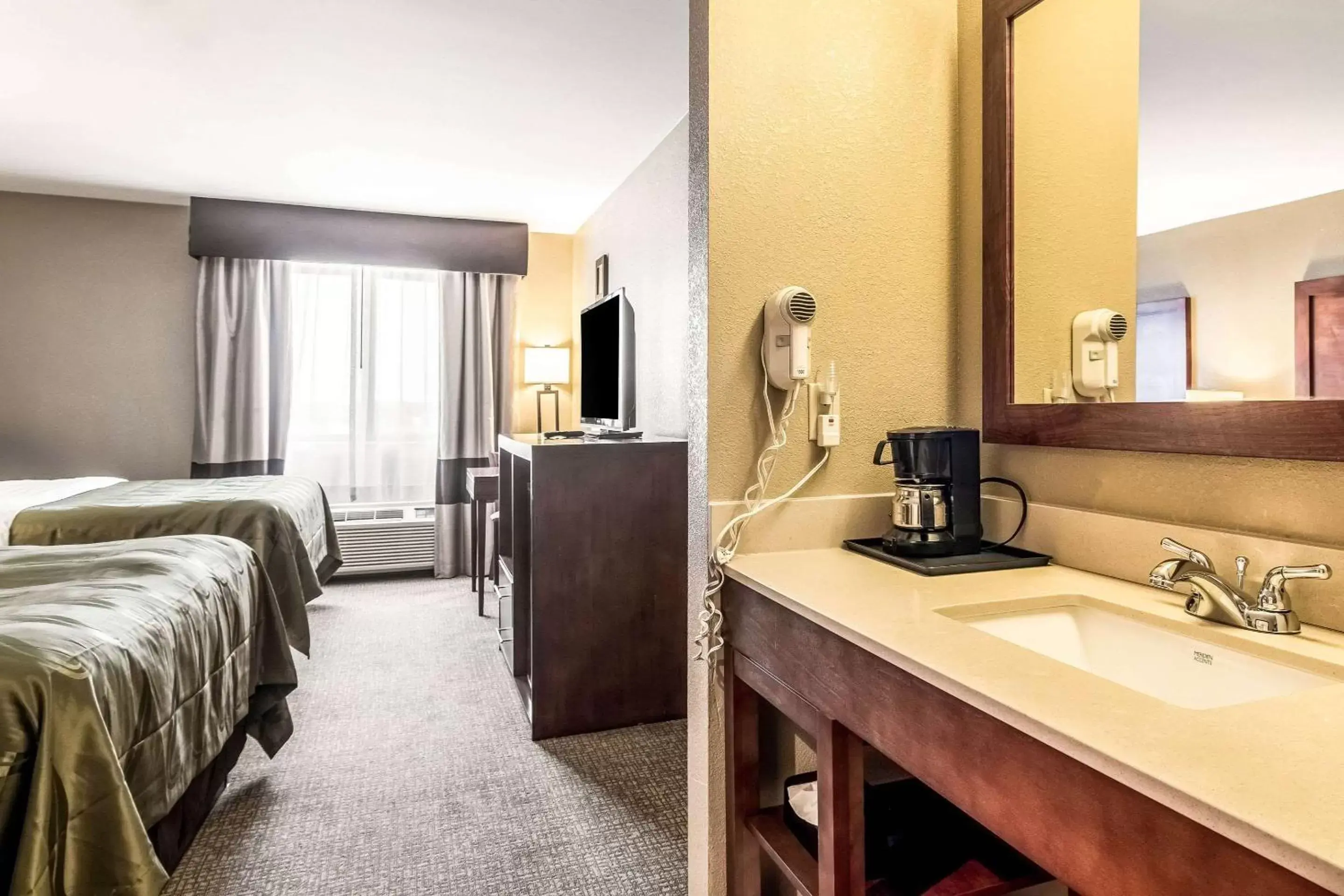 Photo of the whole room, Bathroom in Quality Inn & Suites Salem near I-57