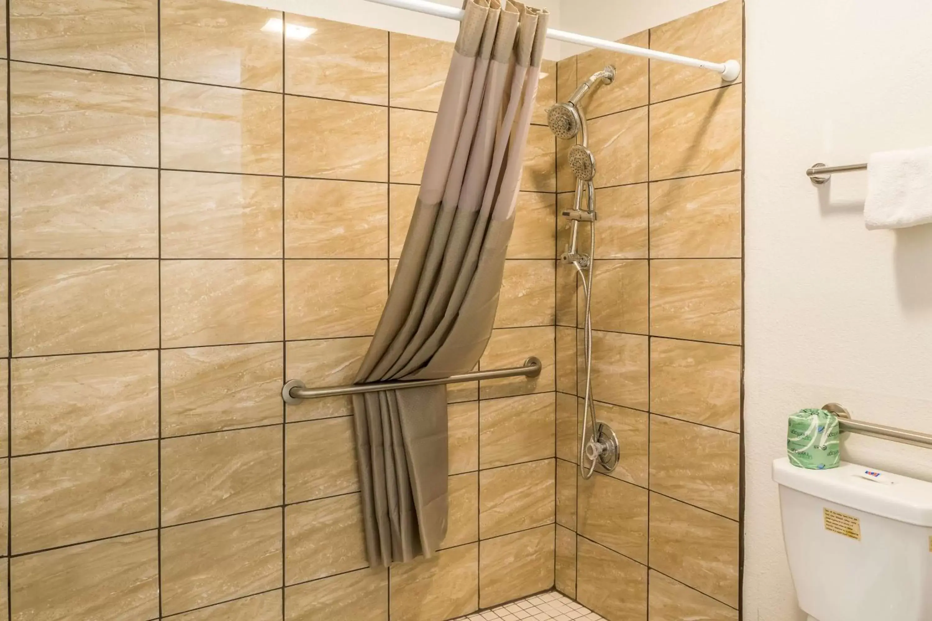 Shower, Bathroom in Motel 6 Florence, KY - Cincinnati Airport