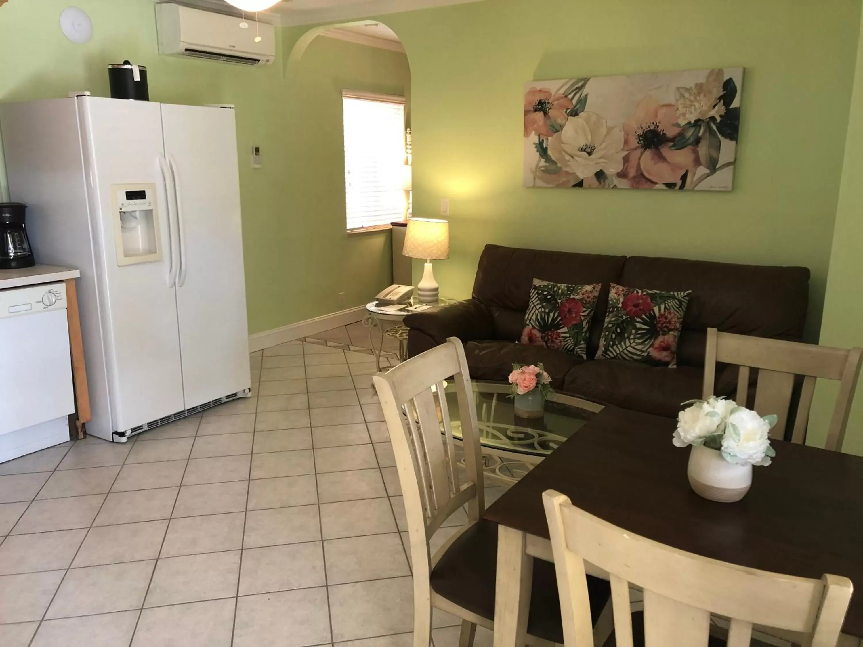 Kitchen or kitchenette, Dining Area in Tropical Beach Resorts - Sarasota