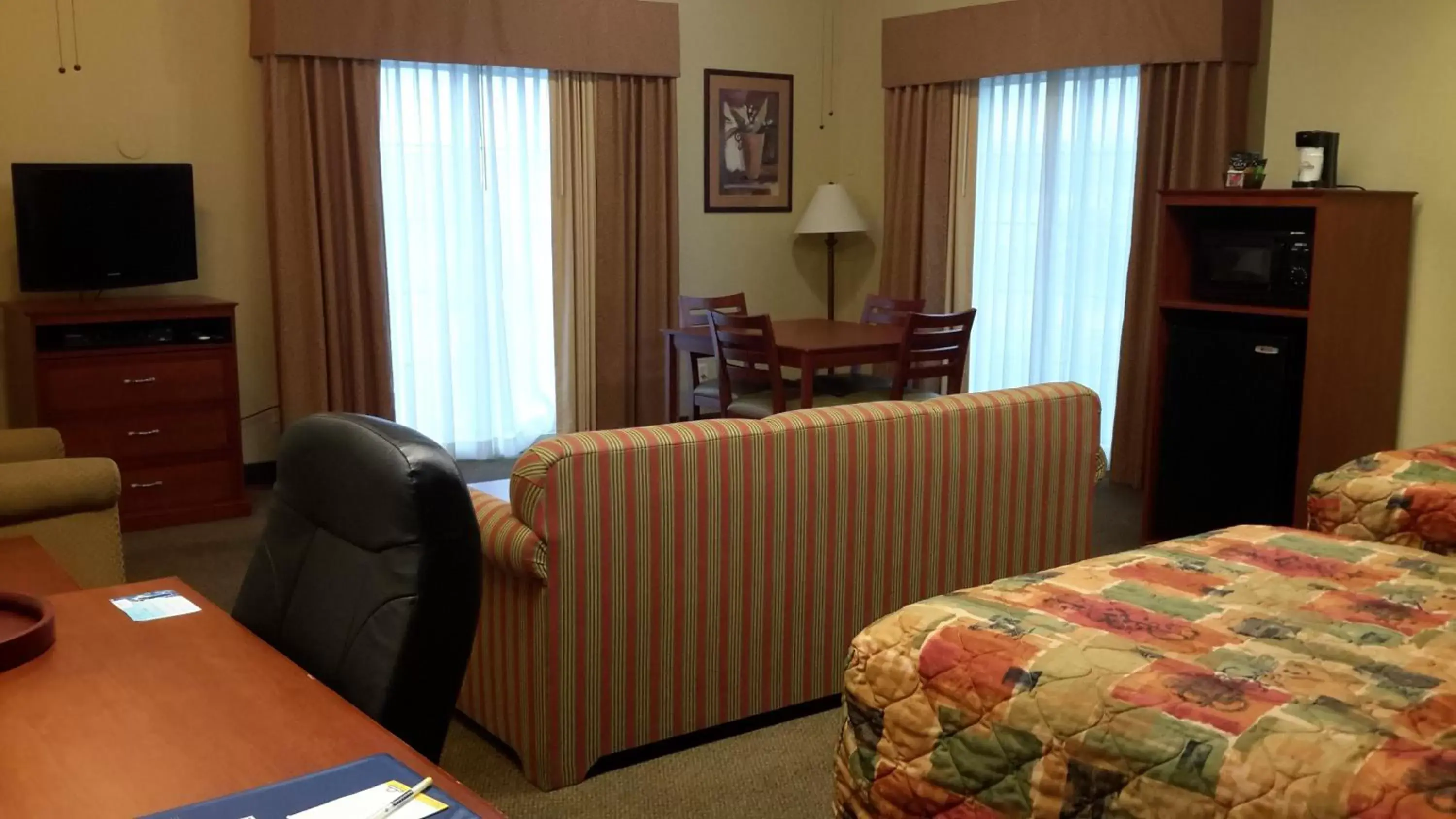 Bedroom, TV/Entertainment Center in Days Inn by Wyndham Casper