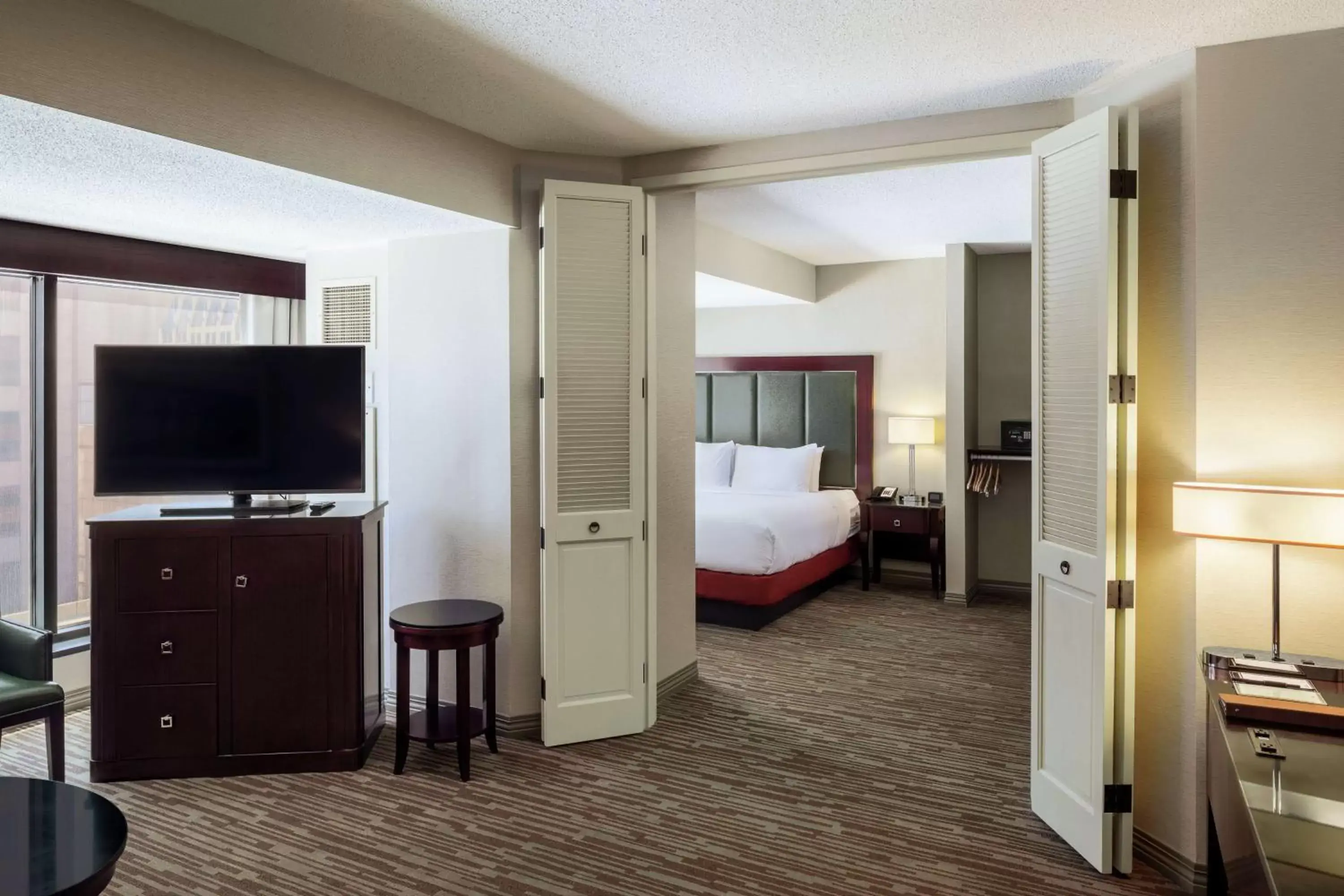 Bedroom, TV/Entertainment Center in DoubleTree Suites by Hilton Hotel Columbus Downtown