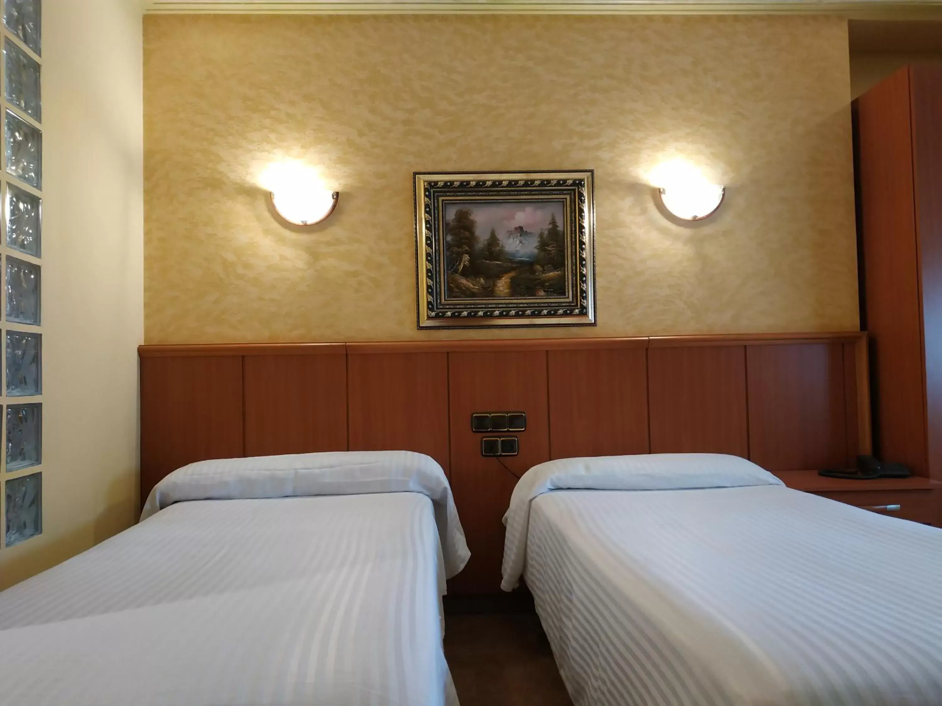 Photo of the whole room, Bed in Hotel Real de Castilla