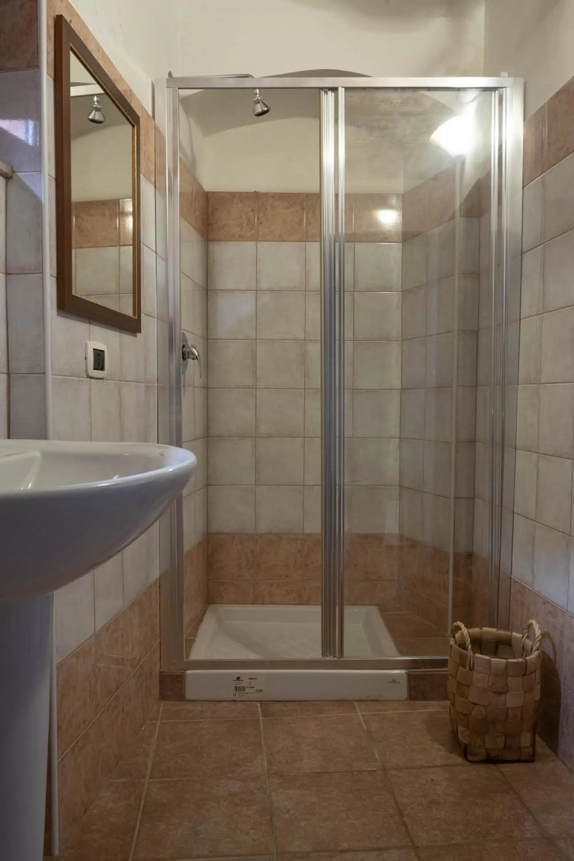 Shower, Bathroom in Il Paese Alberga!