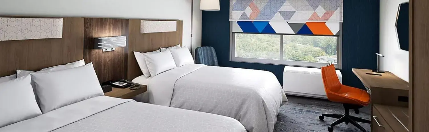 Bed in Holiday Inn Express & Suites Waynesboro East Bed in Holiday Inn Express & Suites Waynesboro East