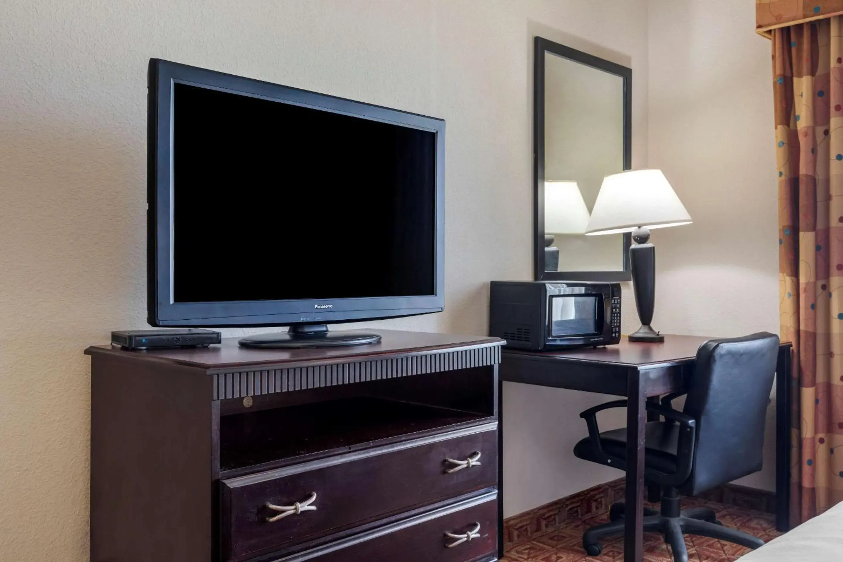 TV and multimedia, TV/Entertainment Center in Comfort Inn & Suites Denison - Lake Texoma