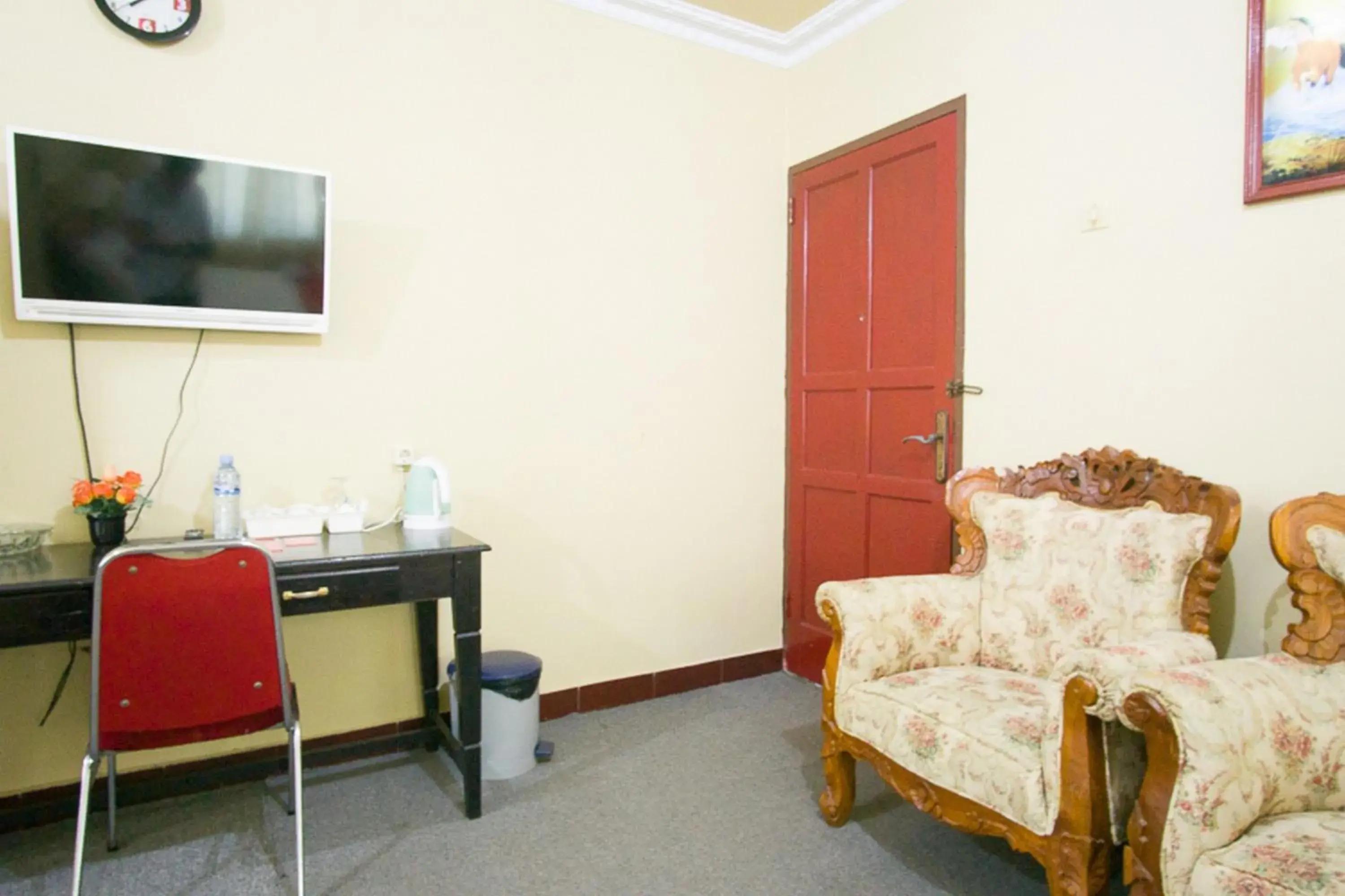 Bedroom, TV/Entertainment Center in RedDoorz plus near Pelabuhan Bitung