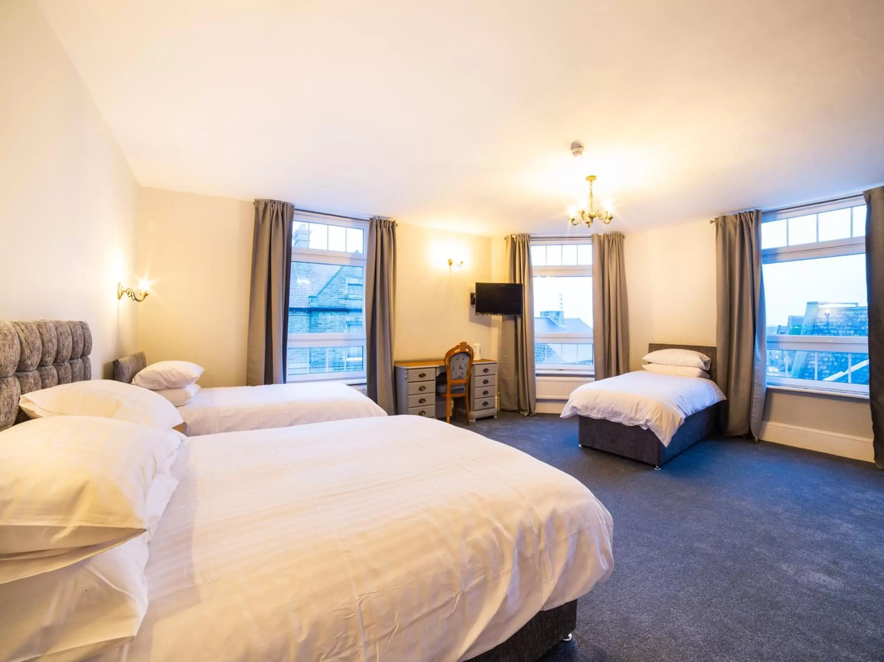 Bedroom, Bed in Churchill's Hotel