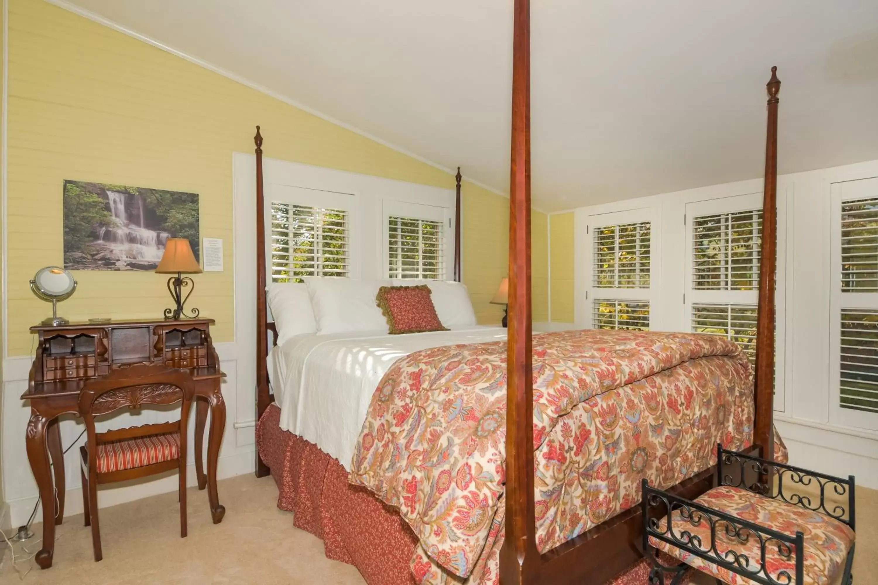 Photo of the whole room, Bed in Oak Hill On Love Lane Bed and Breakfast Inn