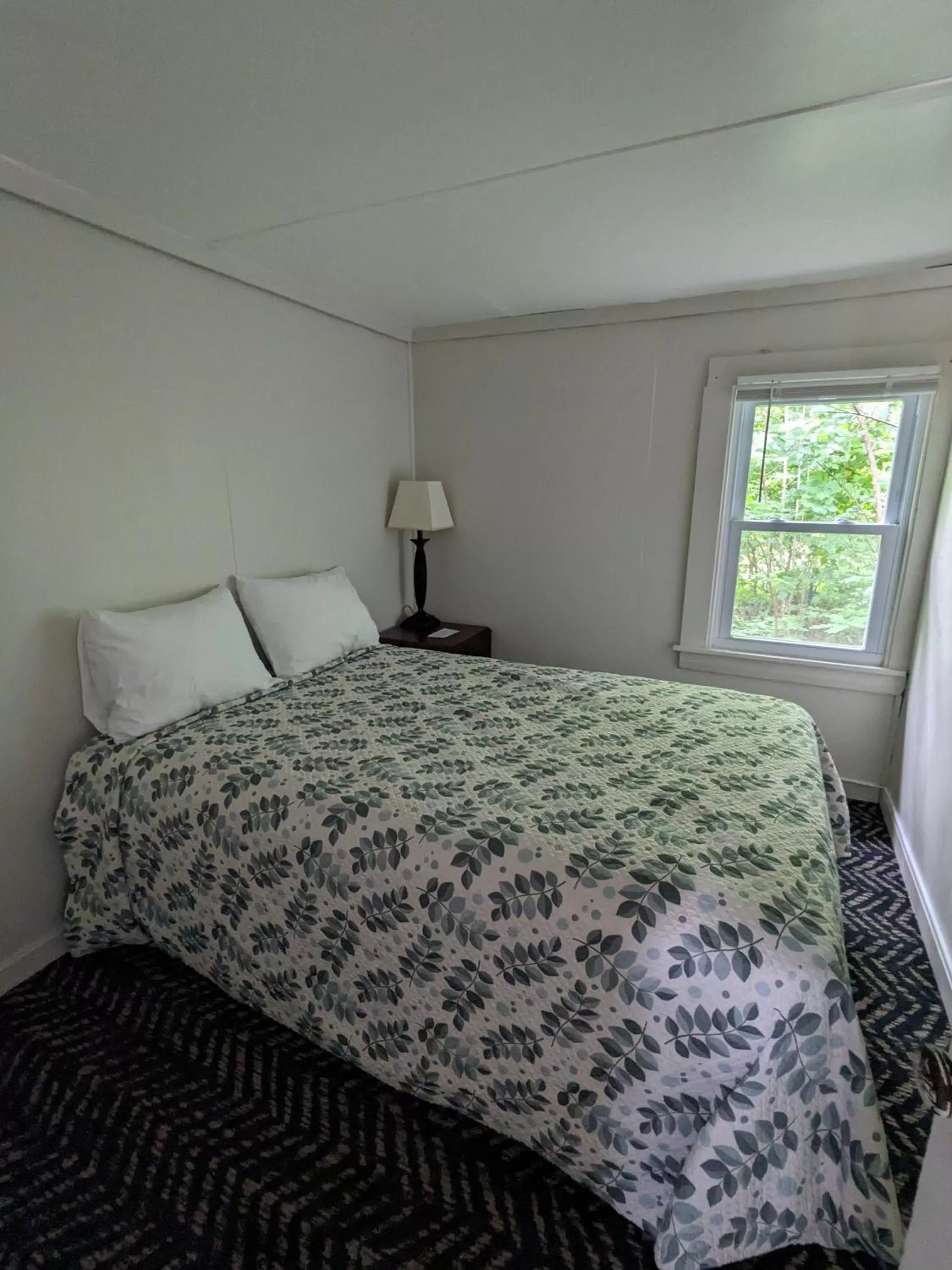 Bed in Perry's Motel and Cottages