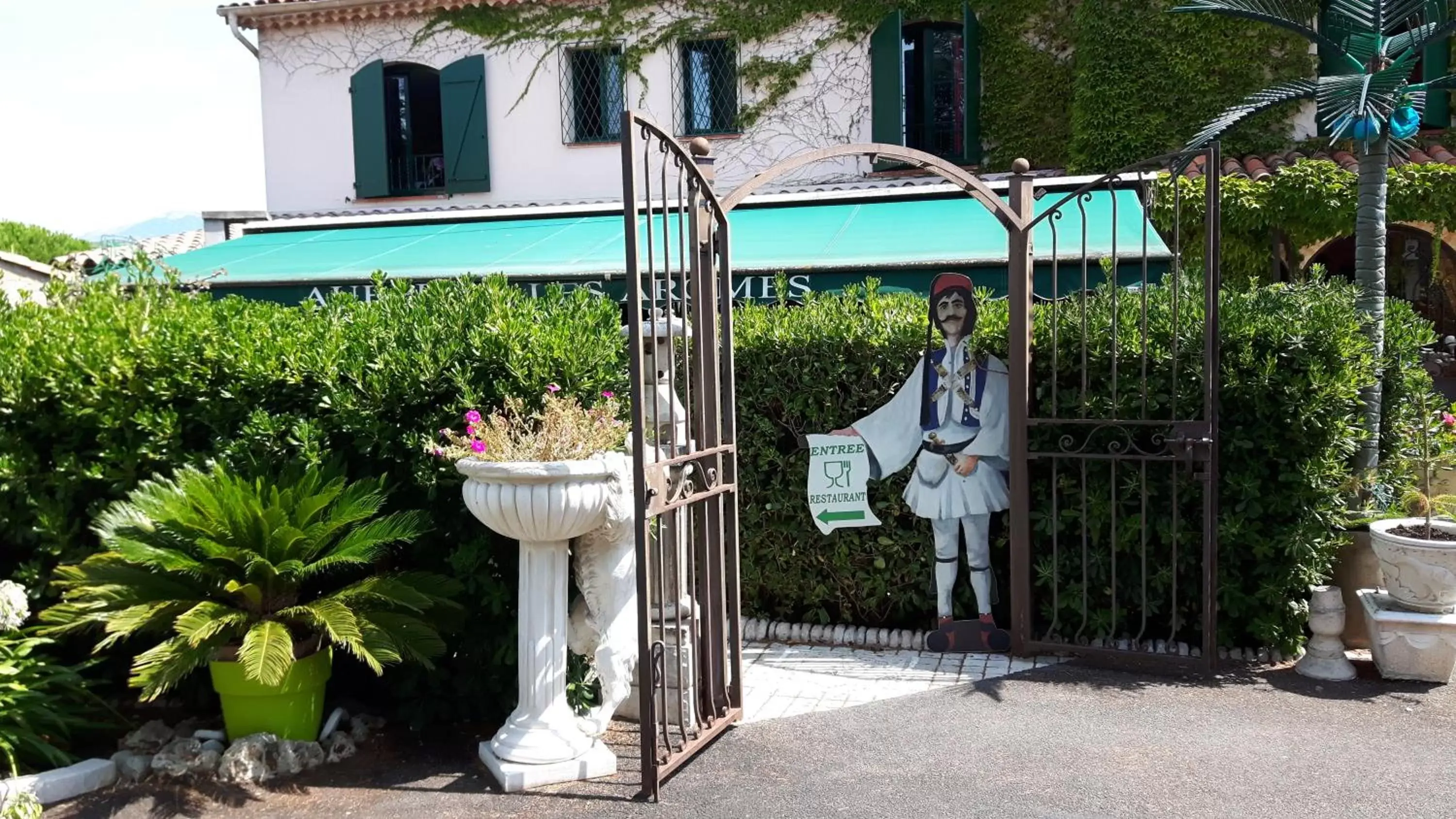 Facade/entrance in Auberge les Aromes