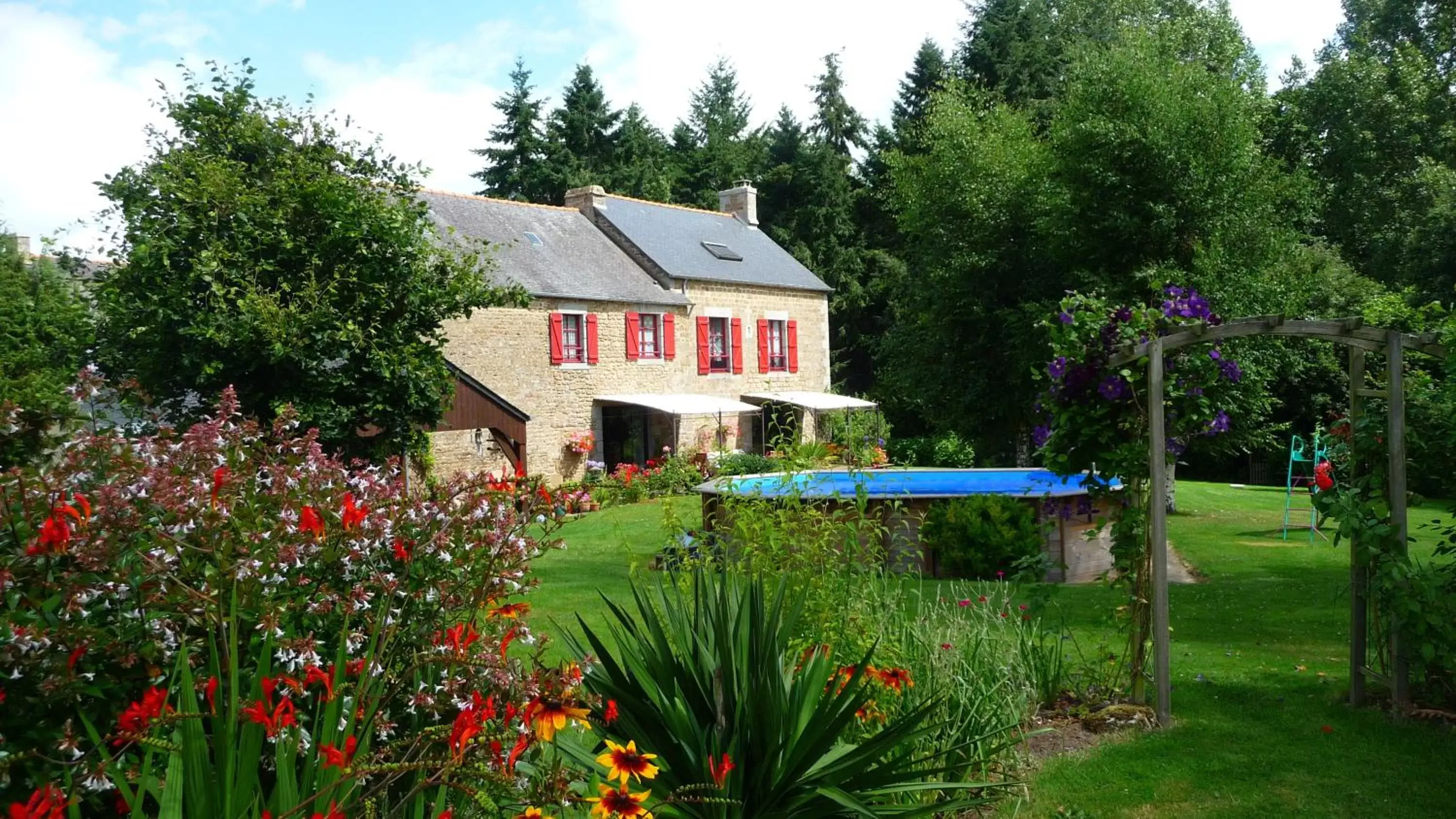 Garden, Property Building in Chambres d'hôtes Le Bas Rassinoux