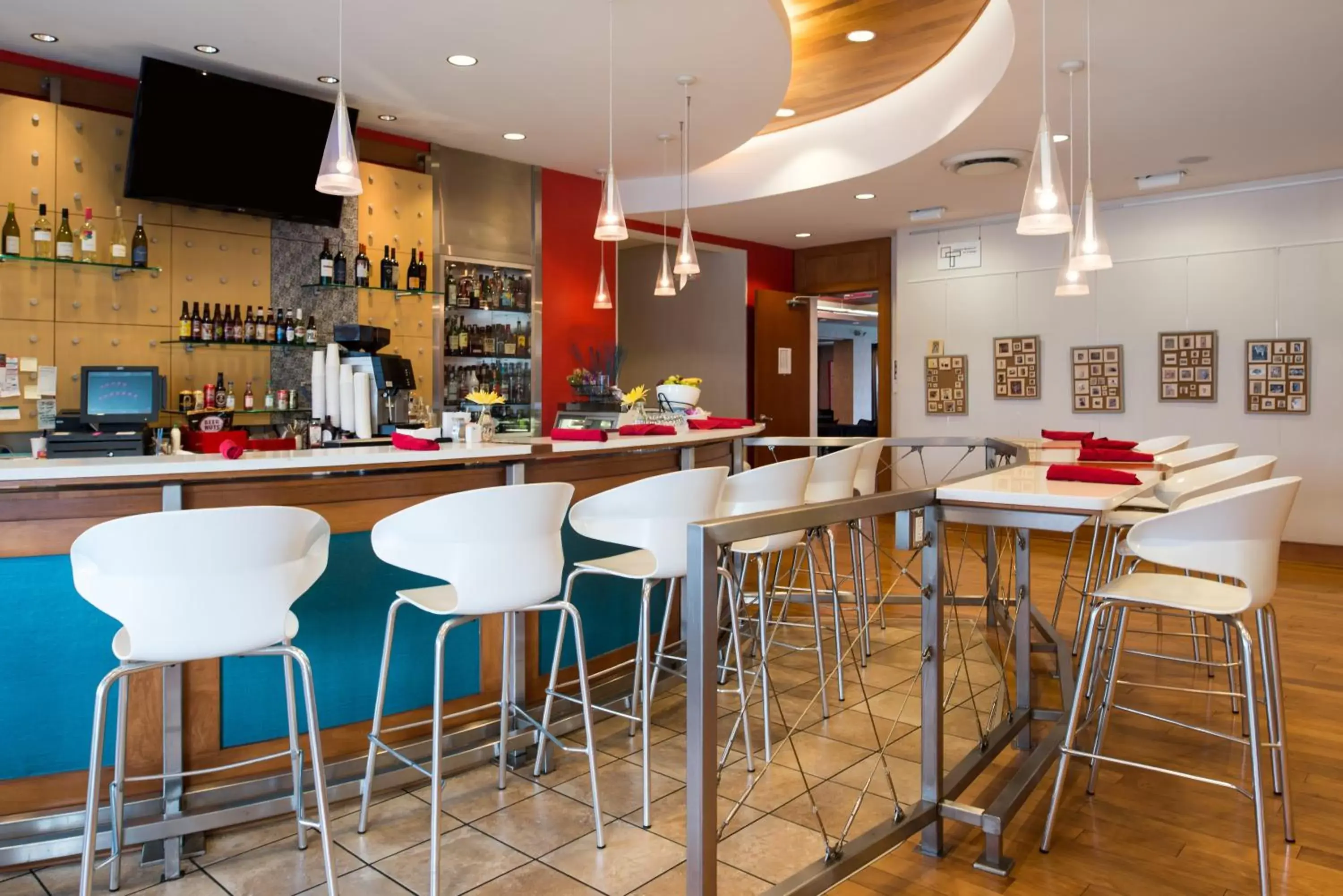 Lounge or bar in Hotel Indigo Columbus Architectural Center by IHG Lounge or bar in Hotel Indigo Columbus Architectural Center by IHG