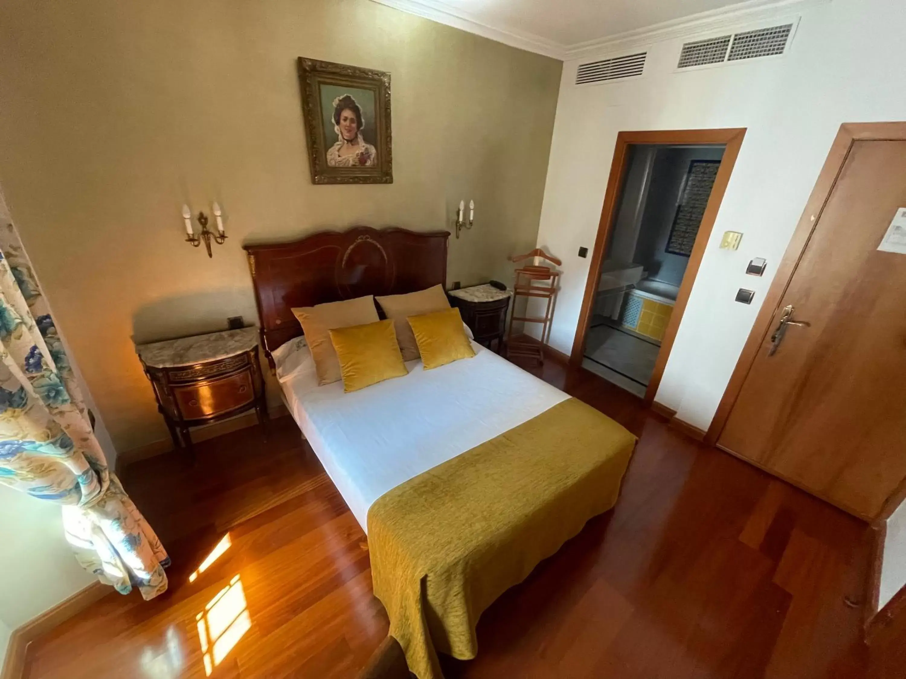 Photo of the whole room, Bed in La Llave de la Judería Hotel Boutique