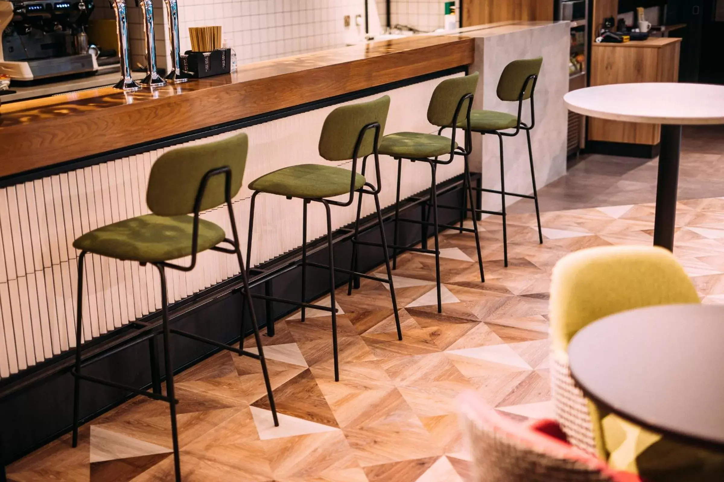 Lounge or bar, Lounge/Bar in ibis Belfast City Centre