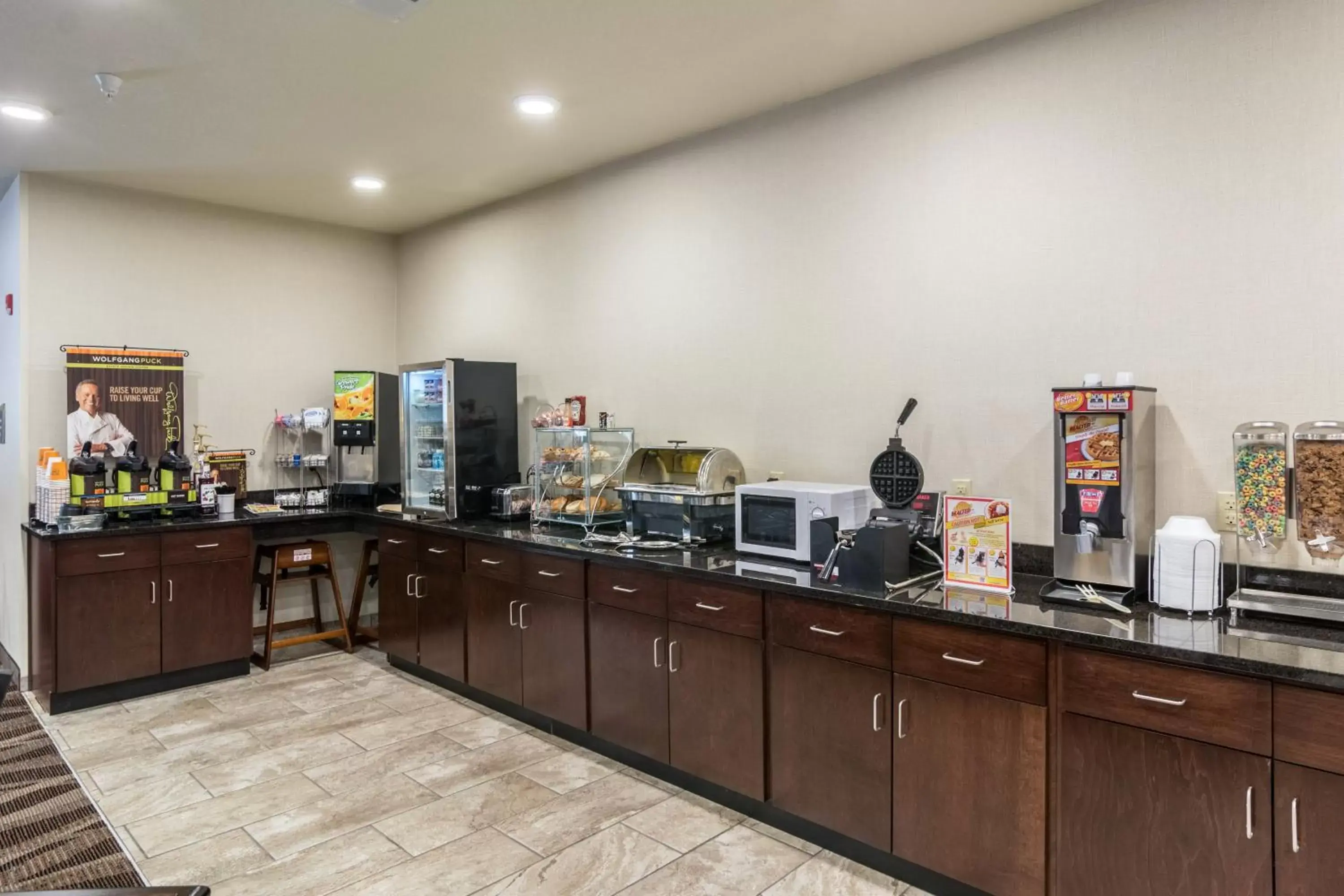 Buffet breakfast, Restaurant/Places to Eat in Cobblestone Hotel & Suites - Erie