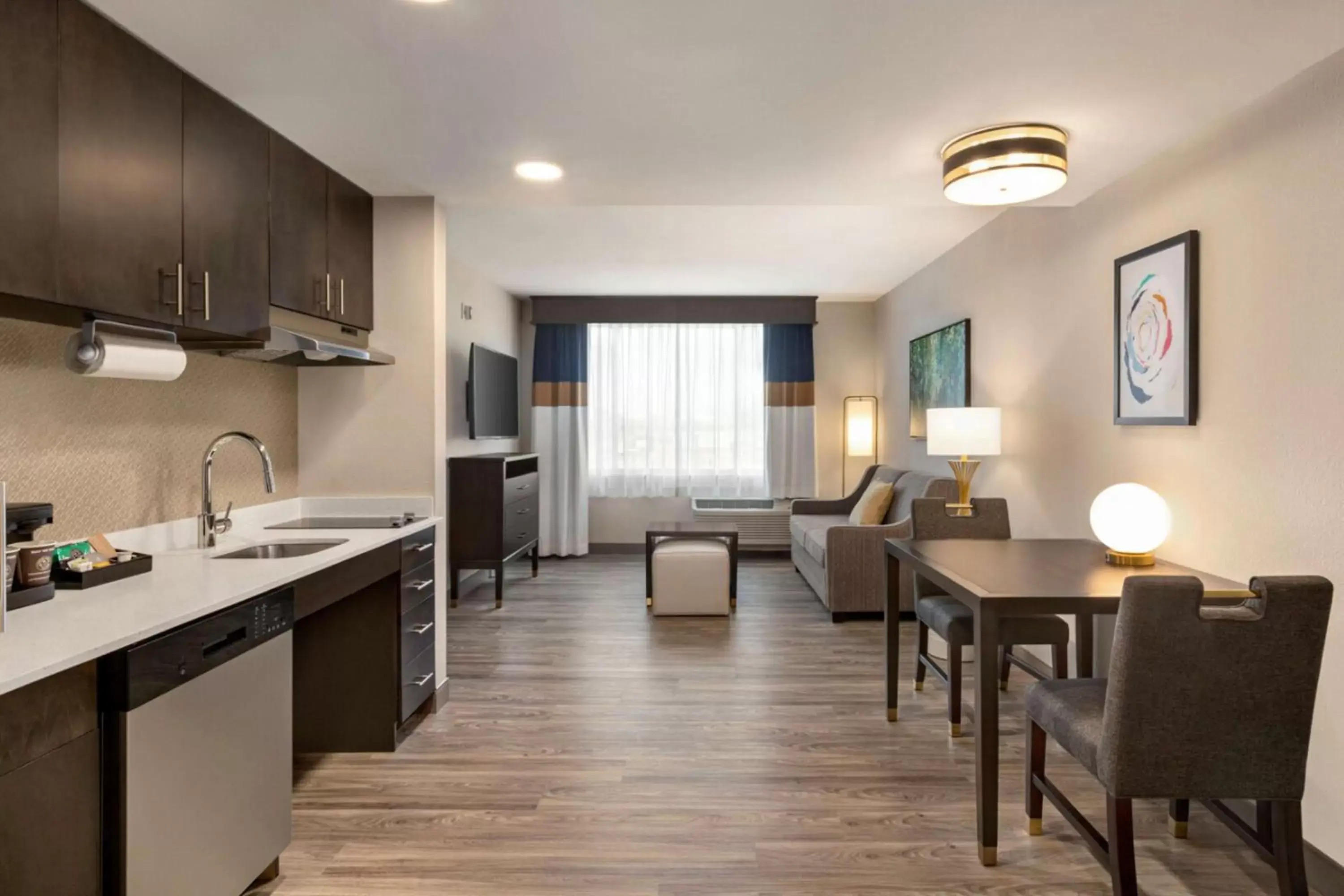 Living room, Kitchen/Kitchenette in Homewood Suites by Hilton Indianapolis Downtown IUPUI