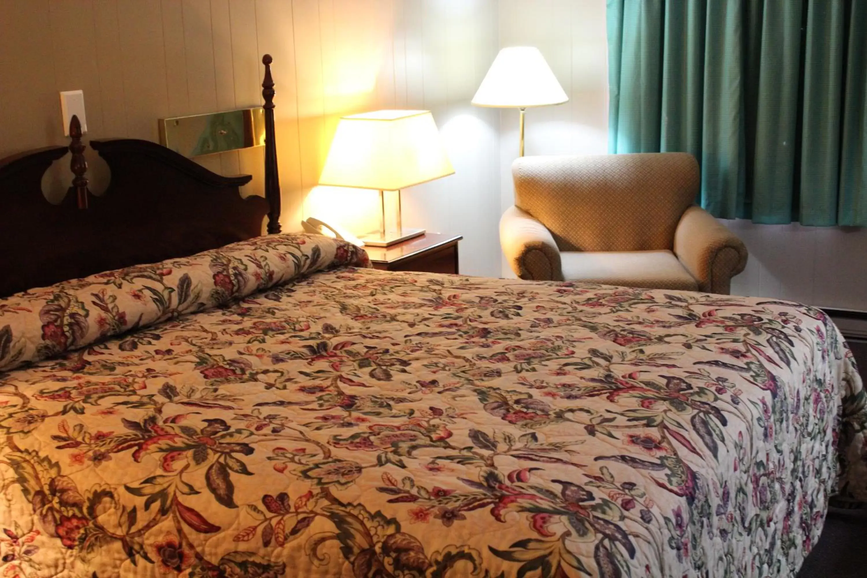 Bedroom, Bed in Colonial Inn Franklin