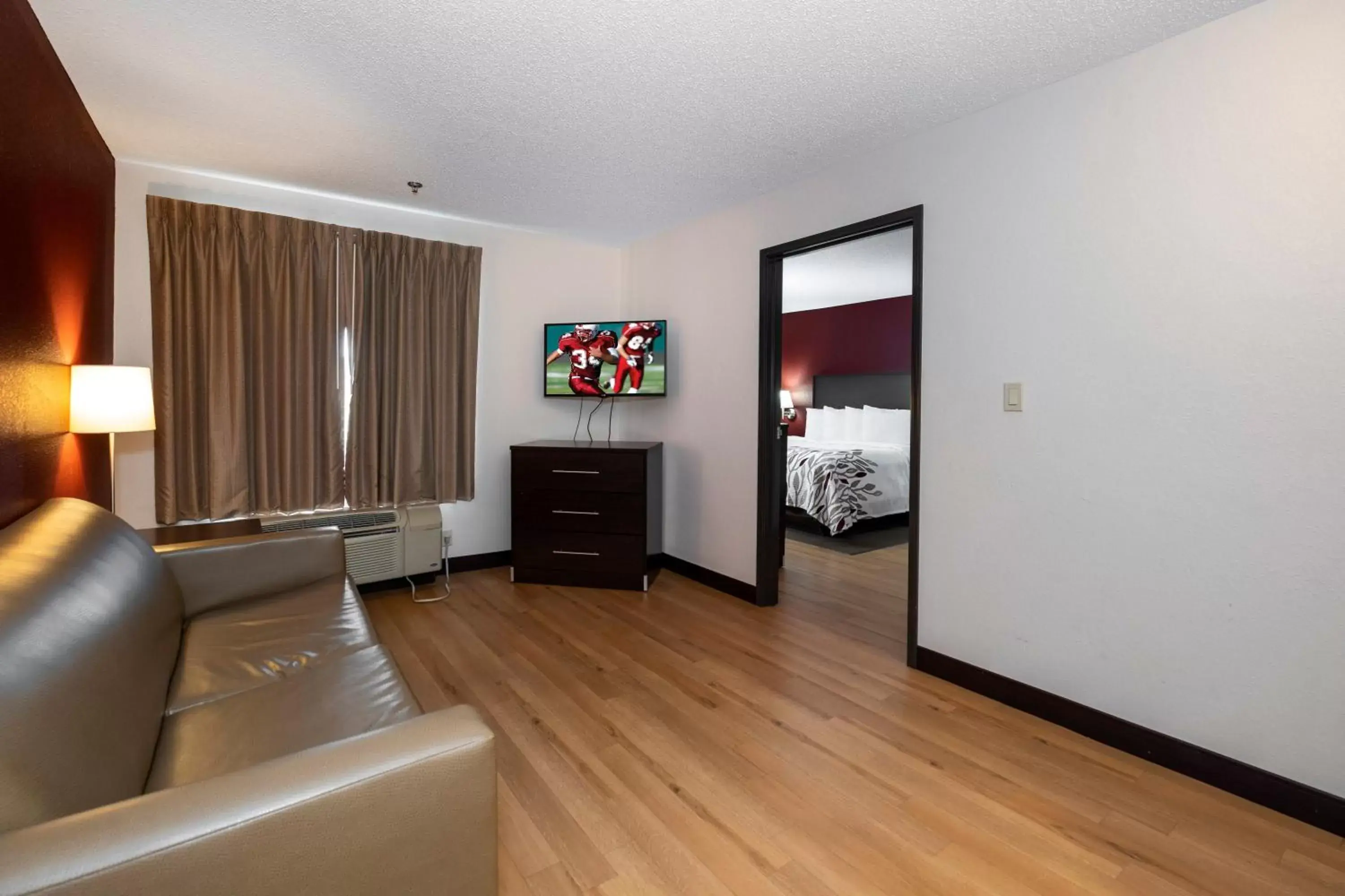 Photo of the whole room, Seating Area in Red Roof Inn & Suites Dover Downtown