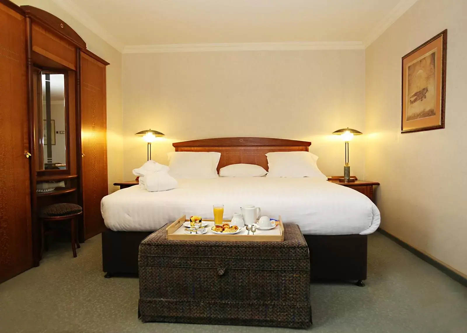 Bed in Millennium Hotel Paris Charles De Gaulle