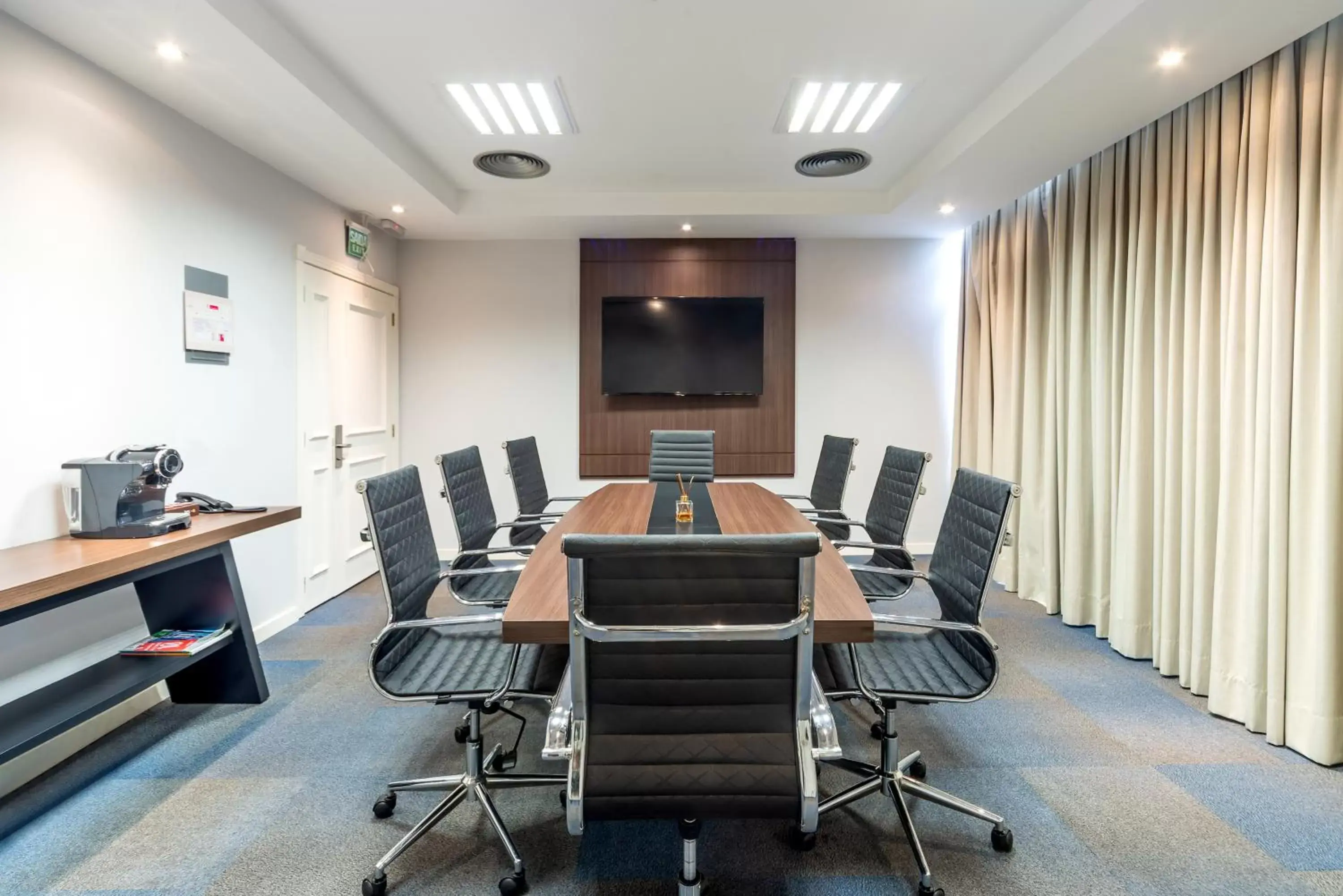 Meeting/conference room in Manhattan Porto Alegre by Mercure