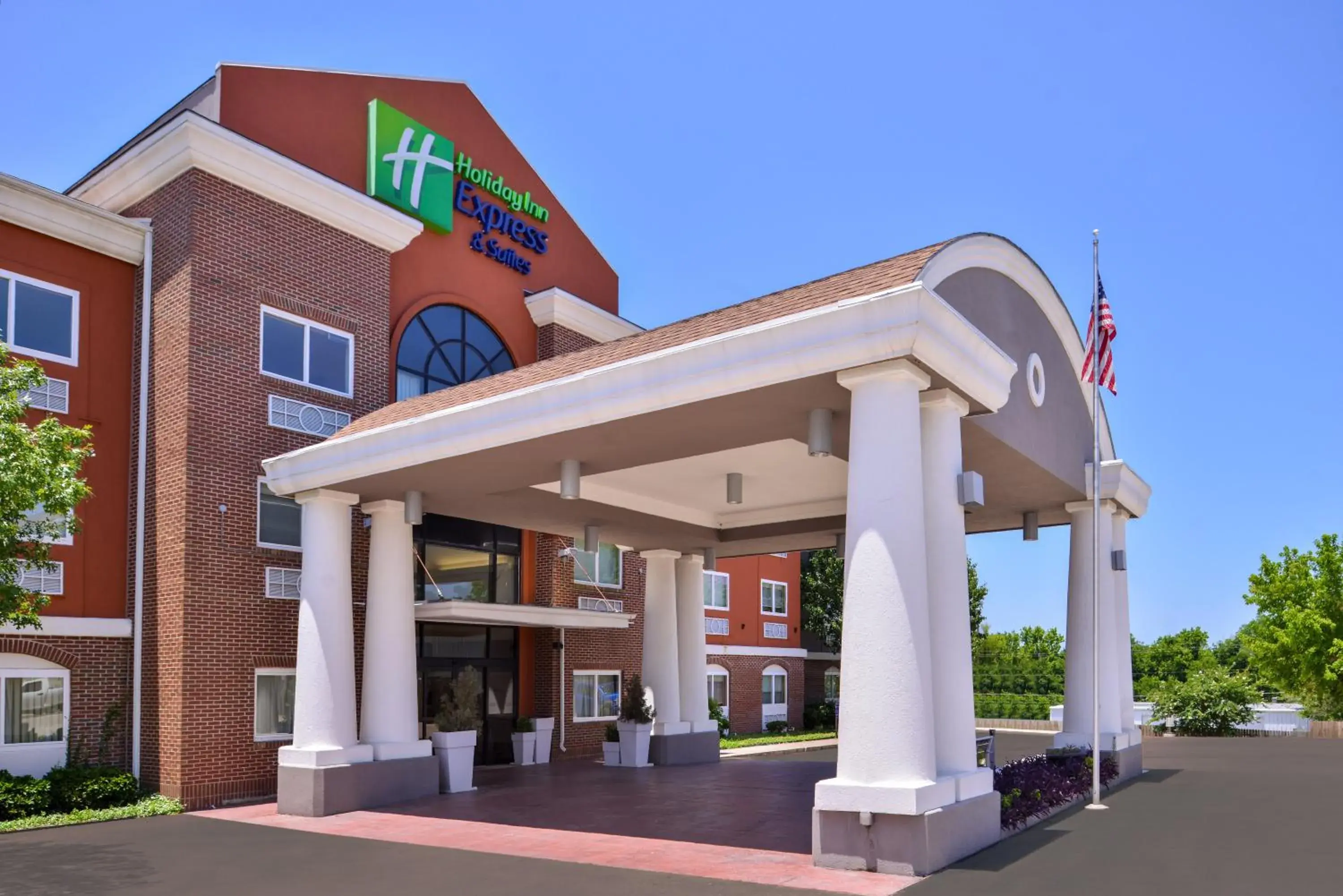 Property Building in Holiday Inn Express Hotel & Suites Elgin, an IHG Hotel