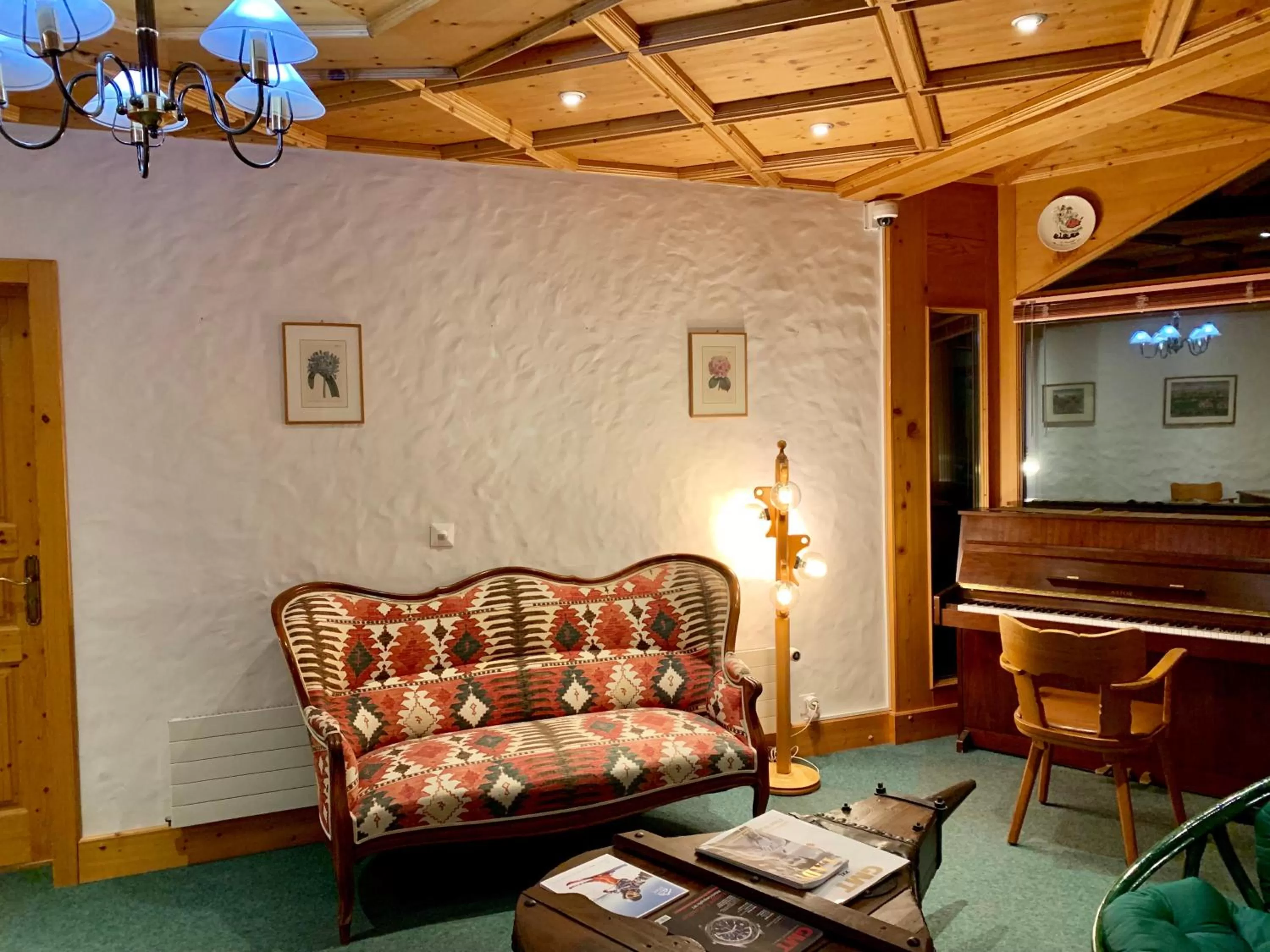 Communal lounge/ TV room in Hôtel Ecureuil Villars