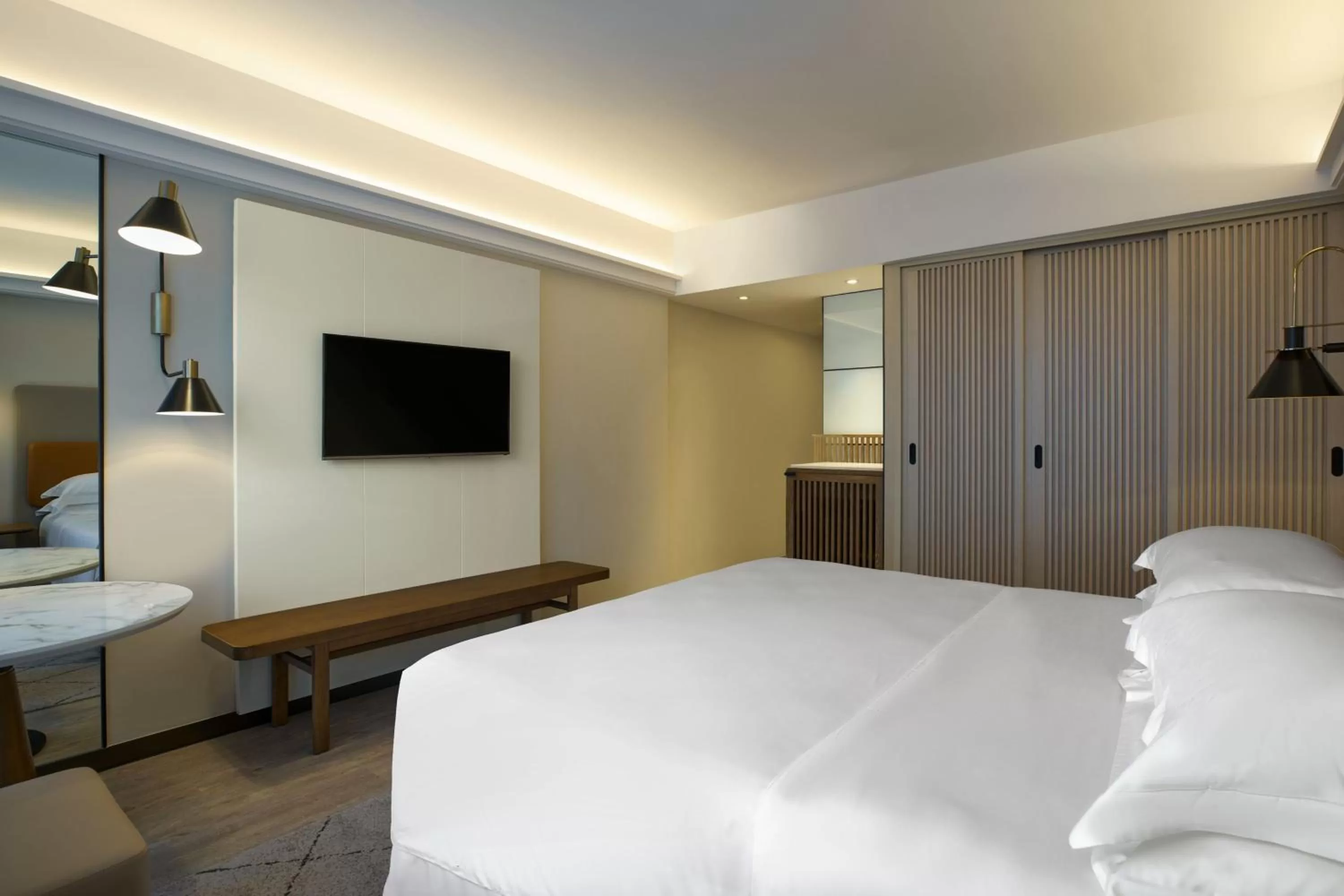 Photo of the whole room, Bed in Sheraton Hong Kong Hotel & Towers