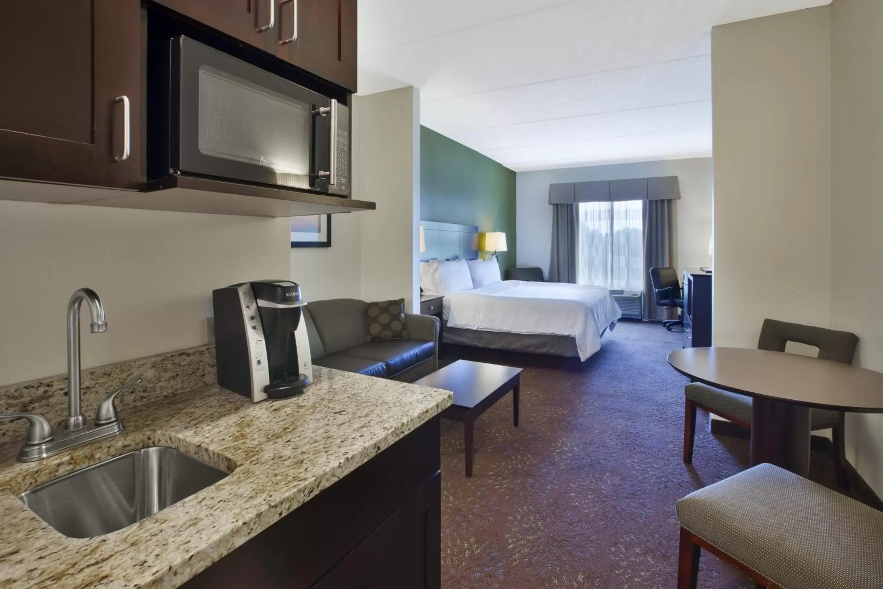 Photo of the whole room, Kitchen/Kitchenette in Holiday Inn Express & Suites Geneva Finger Lakes, an IHG Hotel