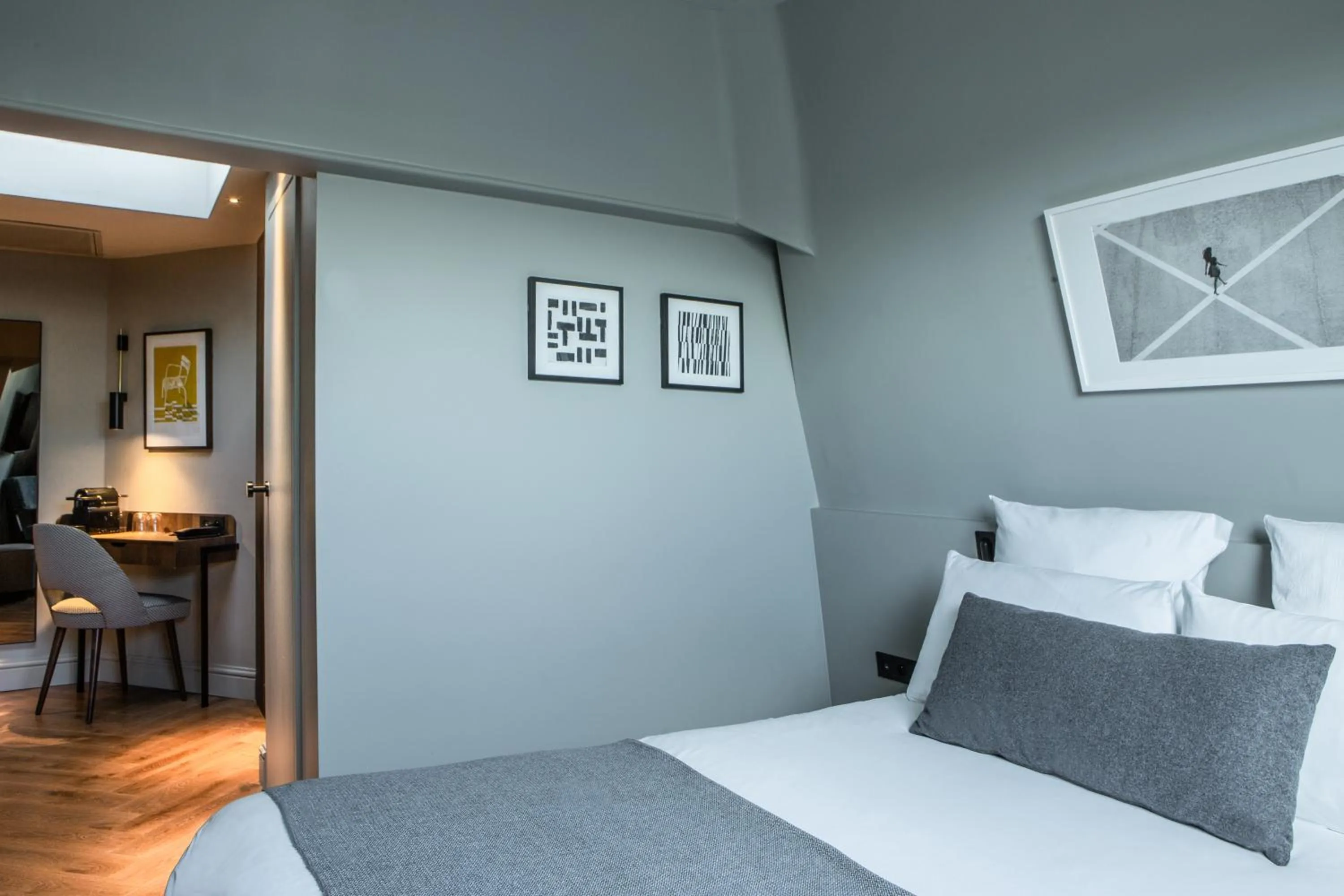 Bed in ibis Styles Paris Gare du Nord TGV
