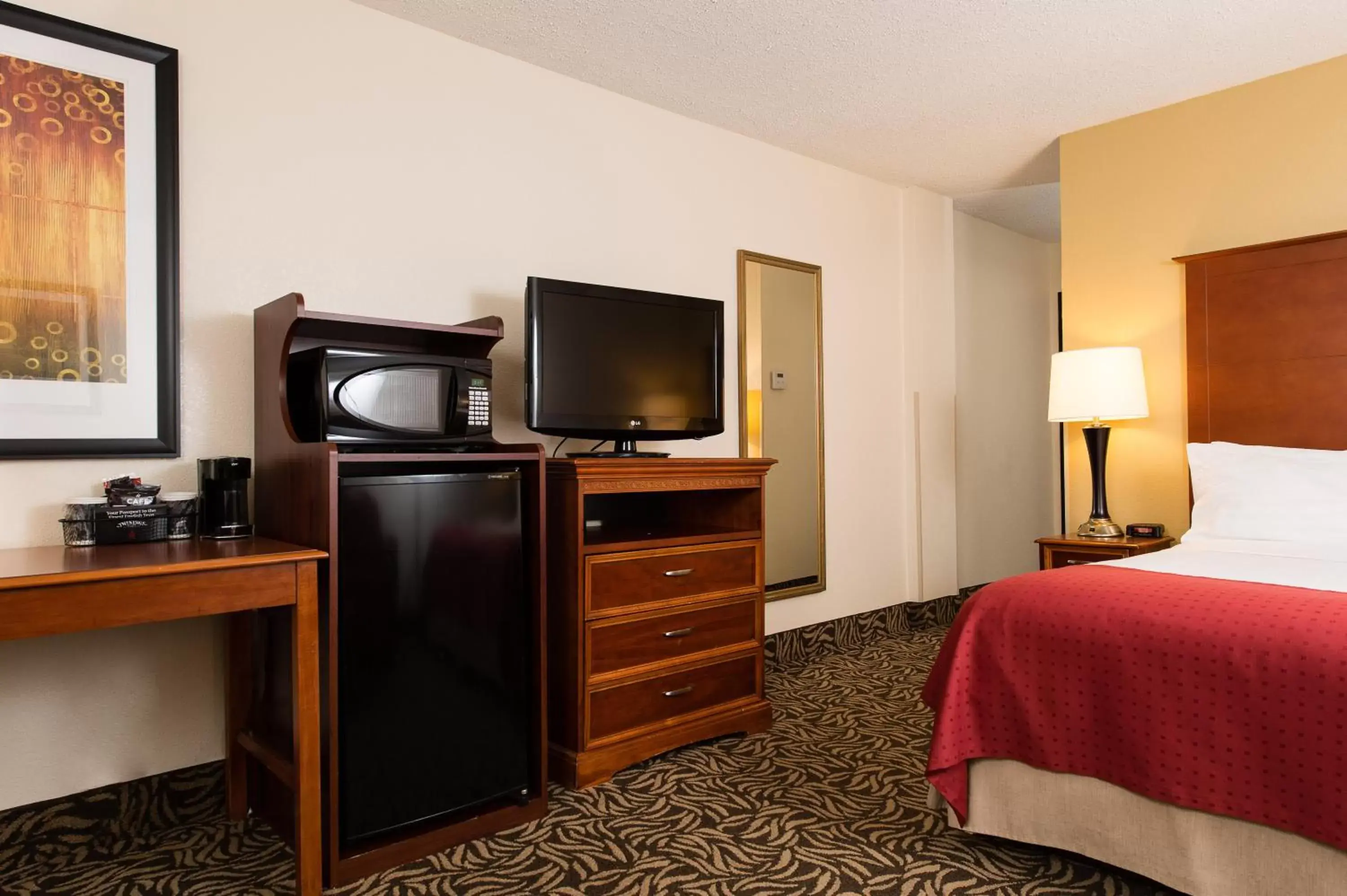 Photo of the whole room, TV/Entertainment Center in Holiday Inn Wilmington-Market Street, an IHG Hotel