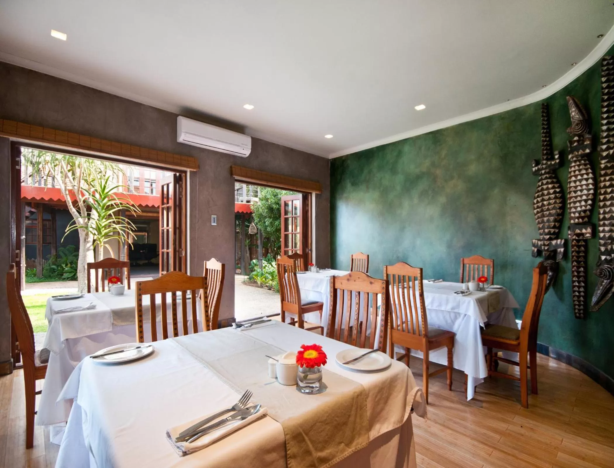 Restaurant/places to eat in Singa Lodge - Lion Roars Hotels & Lodges