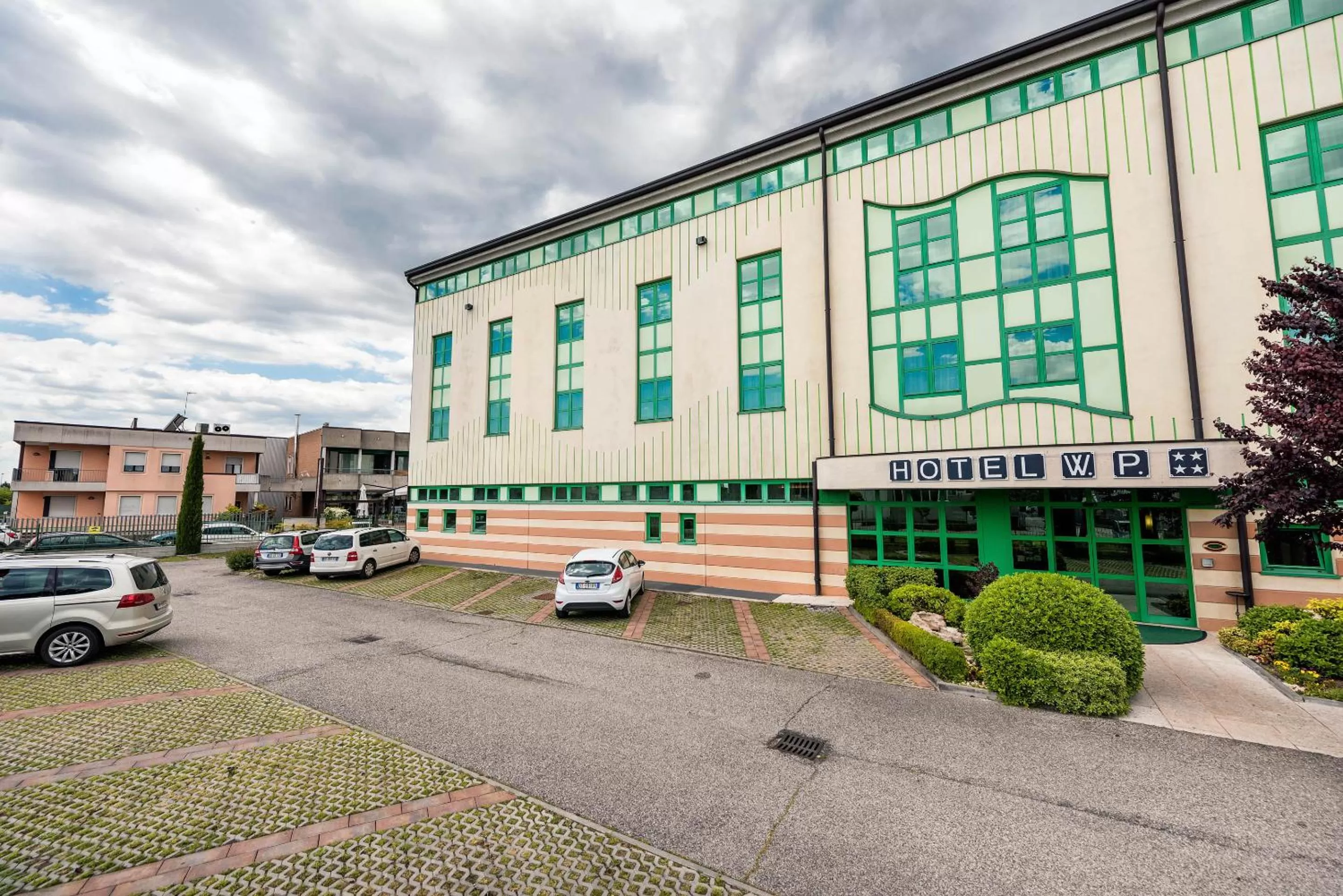 Facade/entrance in West Point Airport Hotel