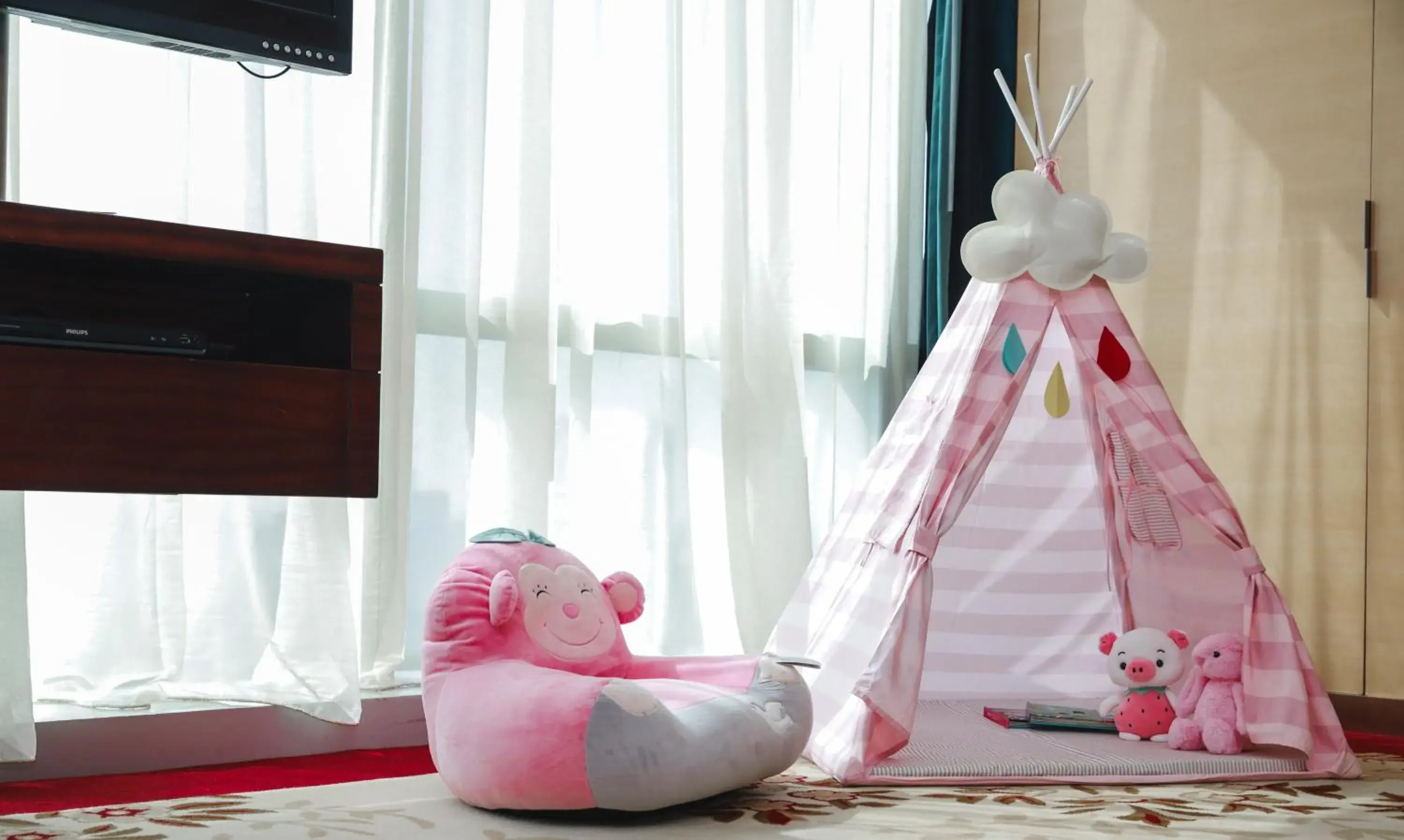 Seating area, Bed in The Longemont Shanghai Seating area, Bed in The Longemont Shanghai