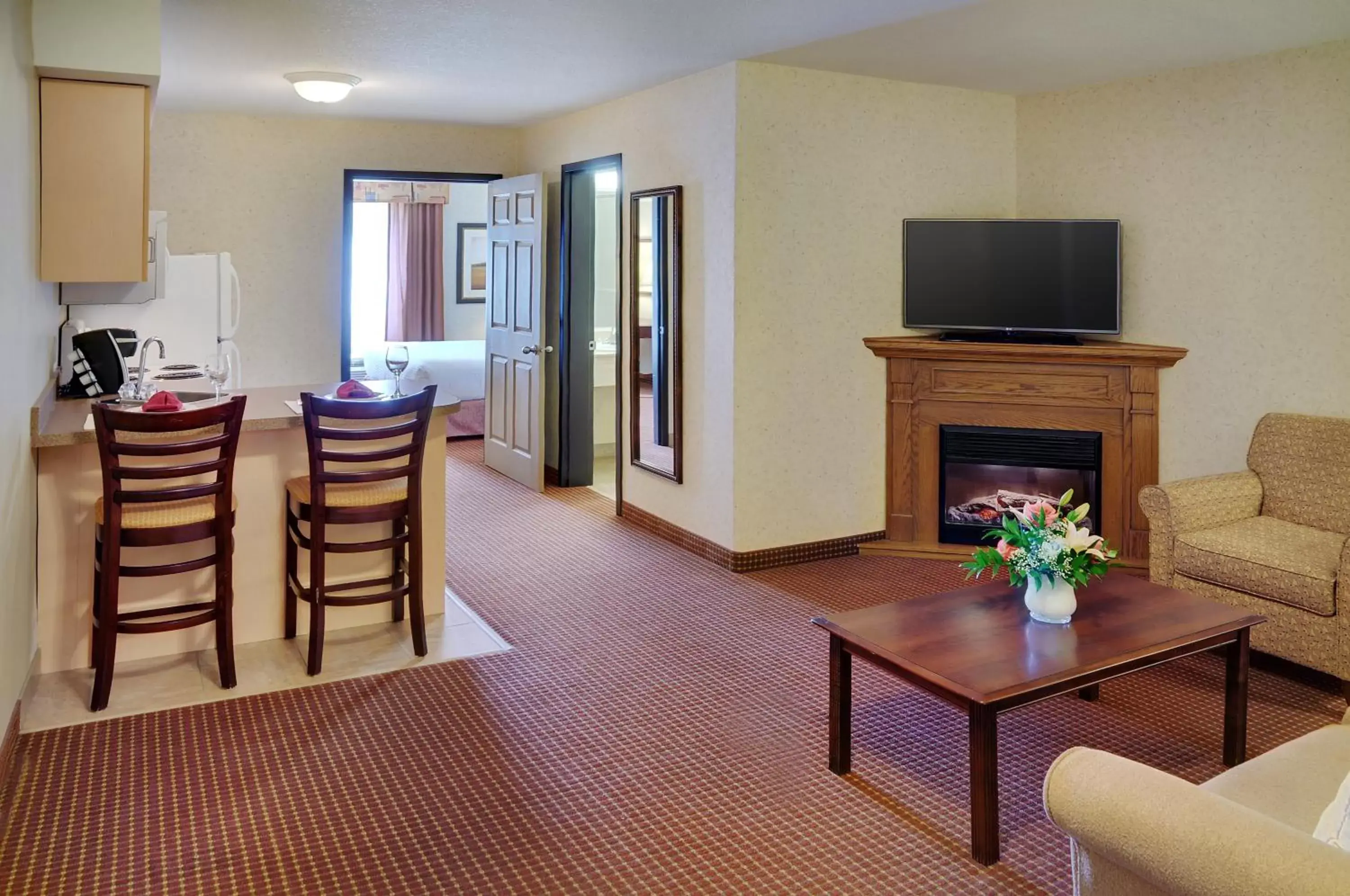 Photo of the whole room, TV/Entertainment Center in Pomeroy Inn and Suites Chetwynd